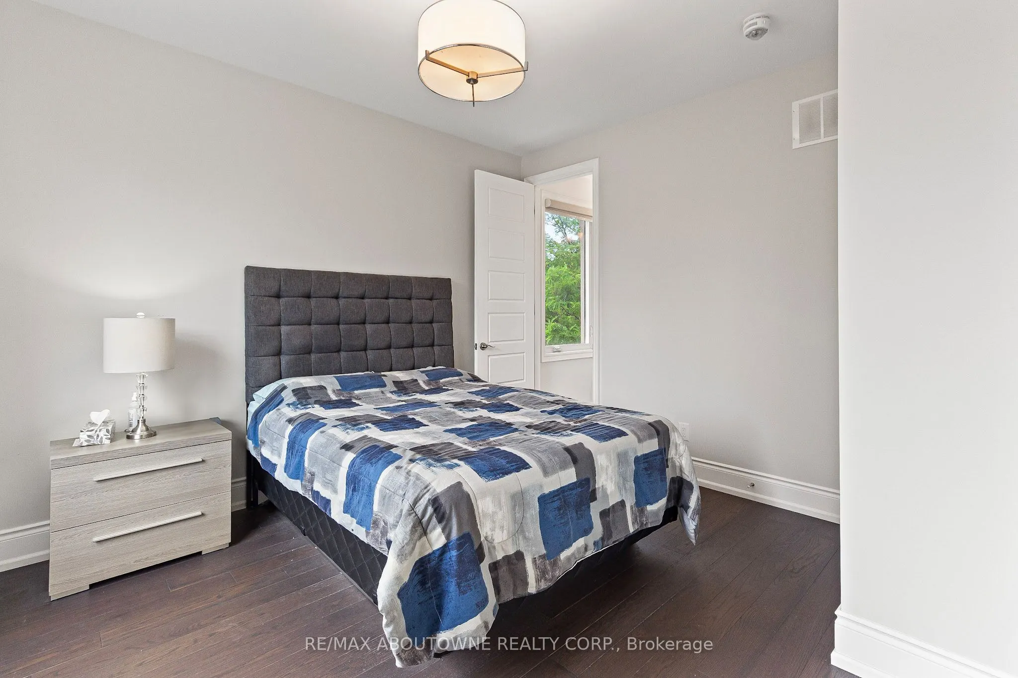 569 Wellington Crescent