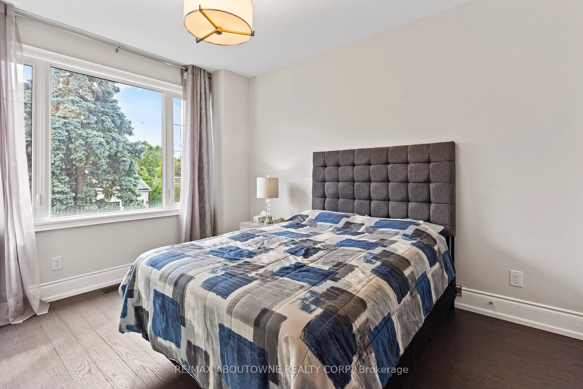569 Wellington Crescent