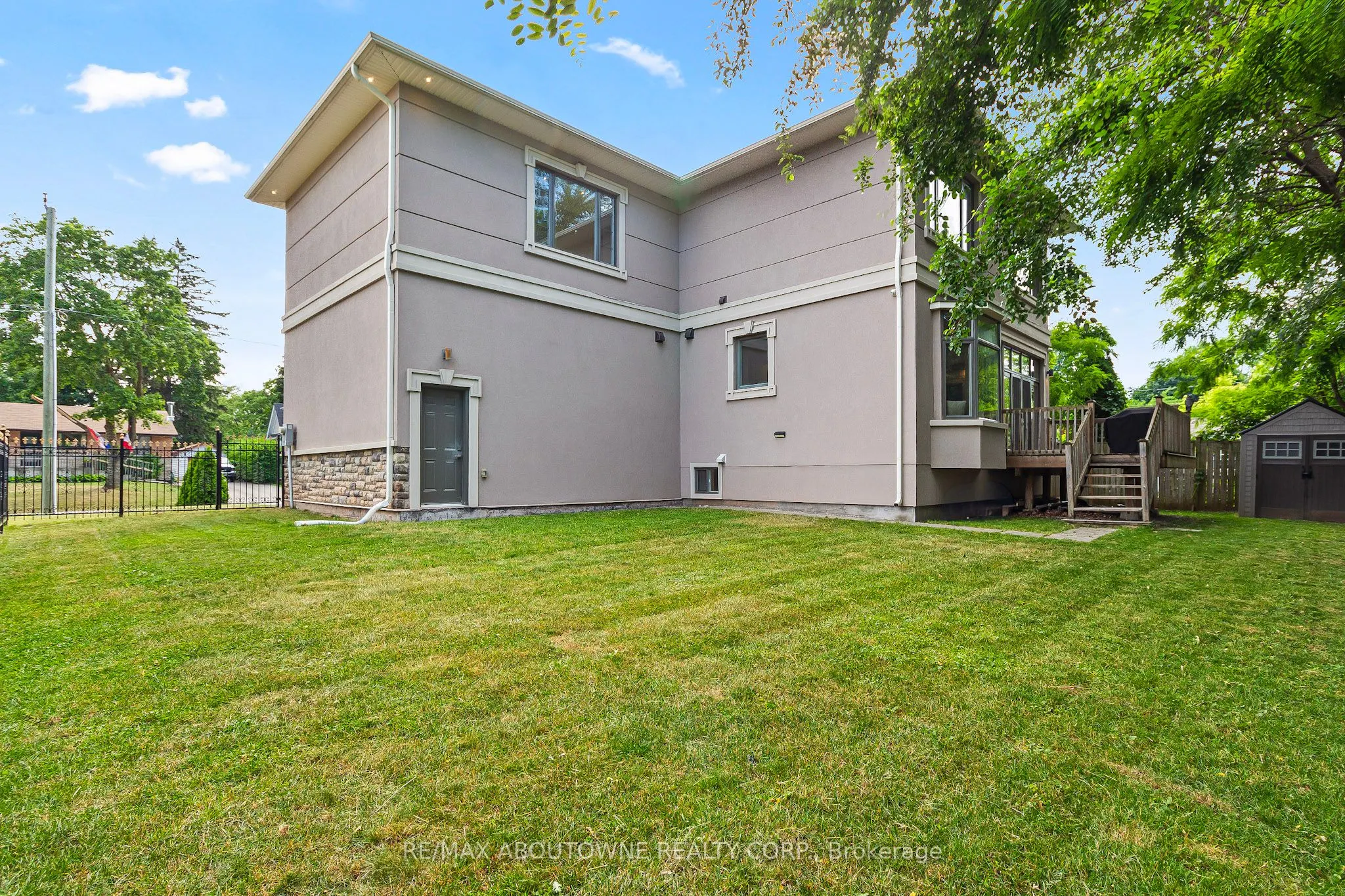 569 Wellington Crescent