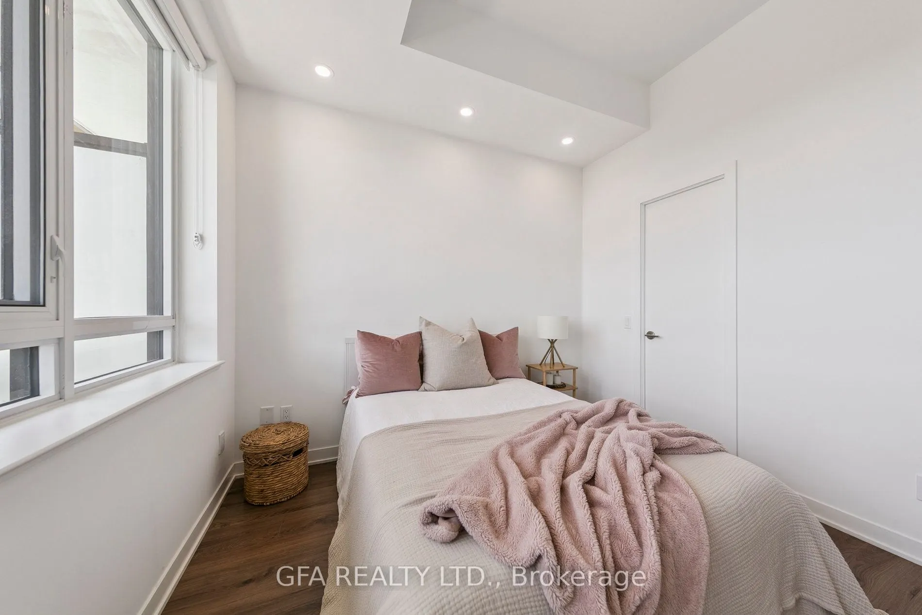 405 Dundas Street W, #LPH19
