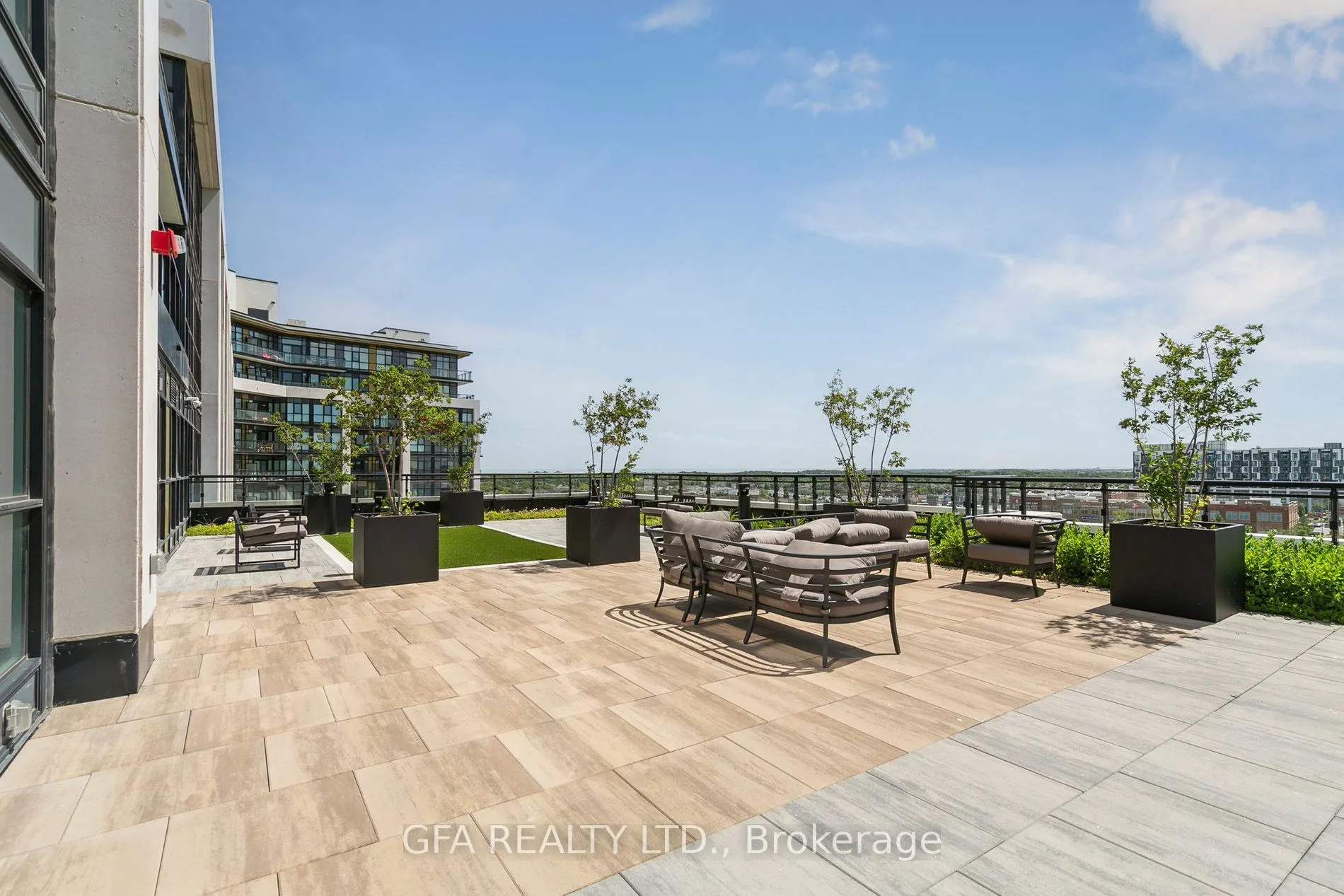 405 Dundas Street W, #LPH19