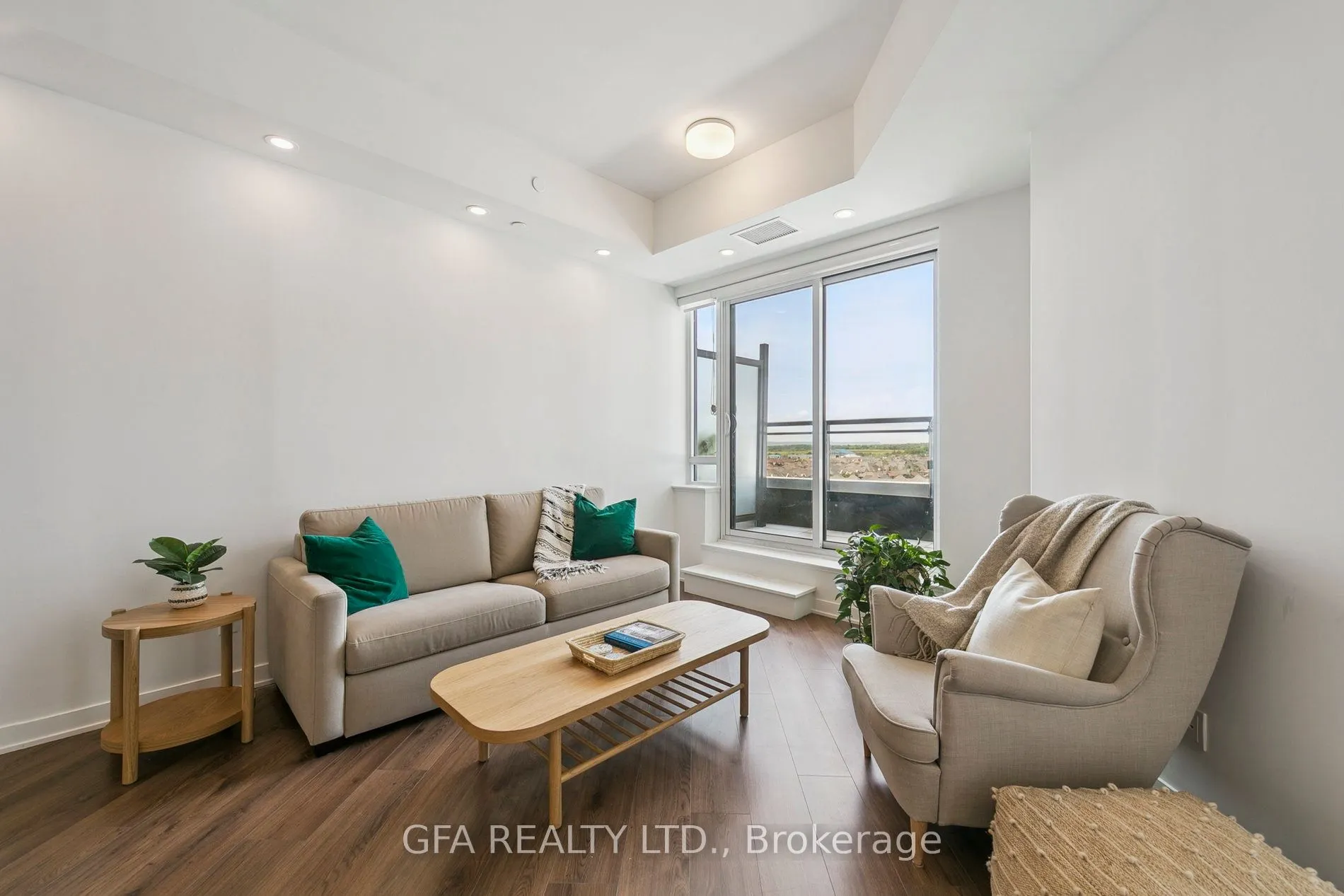 405 Dundas Street W, #LPH19
