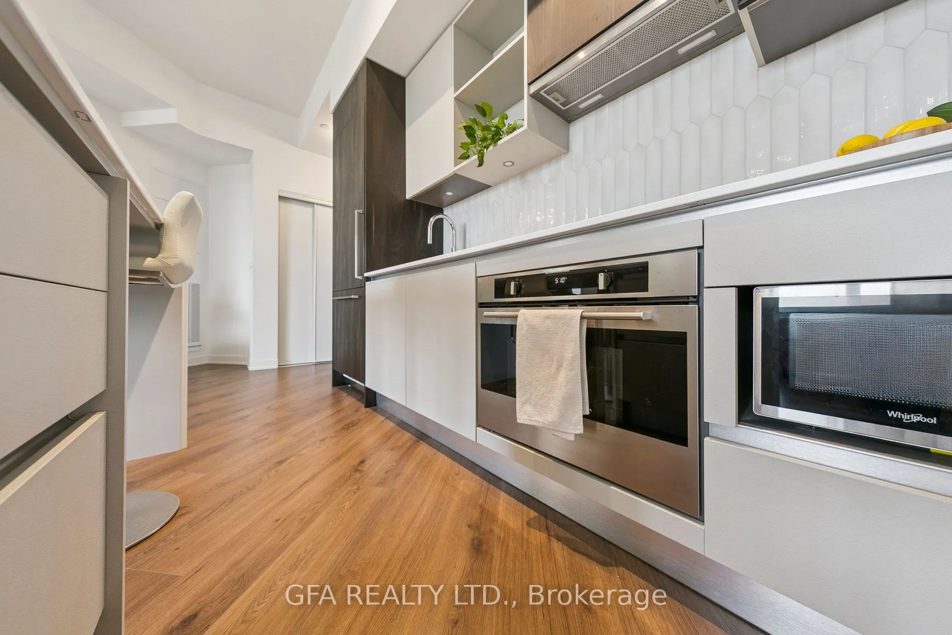 405 Dundas Street W, #LPH19