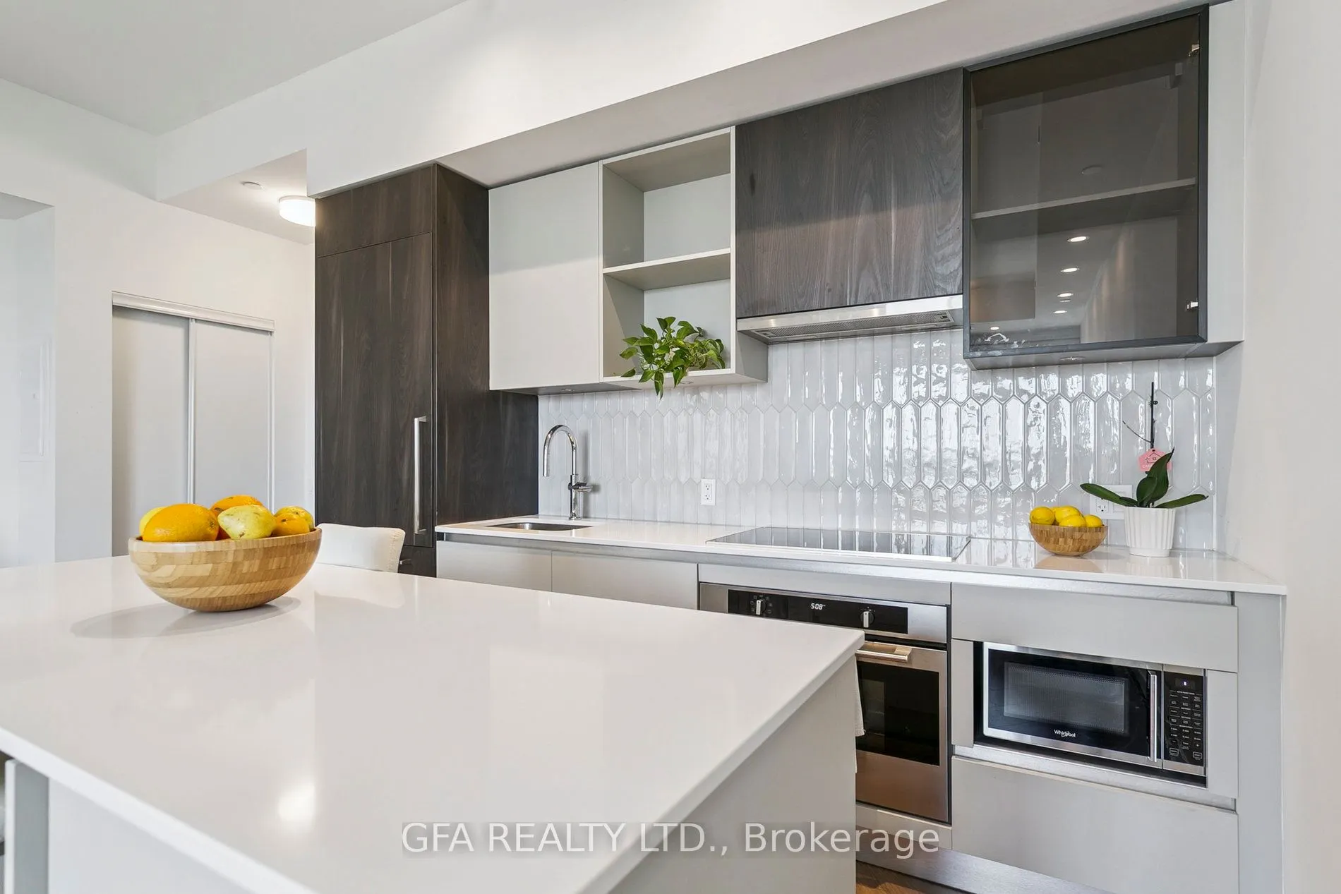 405 Dundas Street W, #LPH19