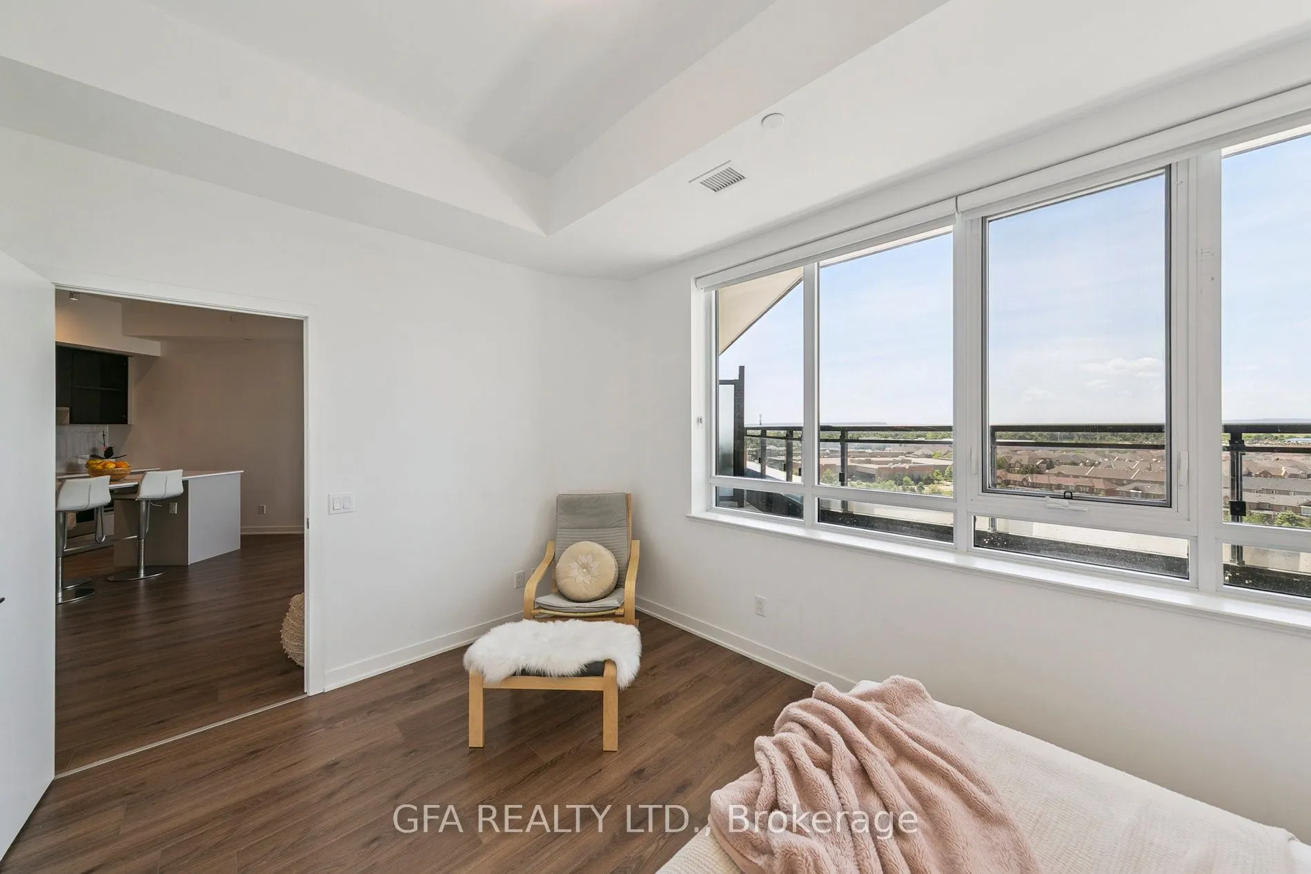 405 Dundas Street W, #LPH19