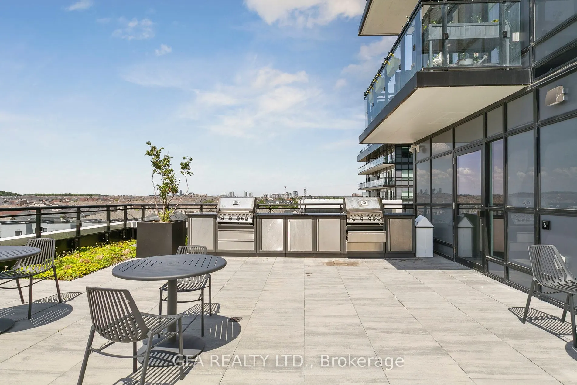 405 Dundas Street W, #LPH19