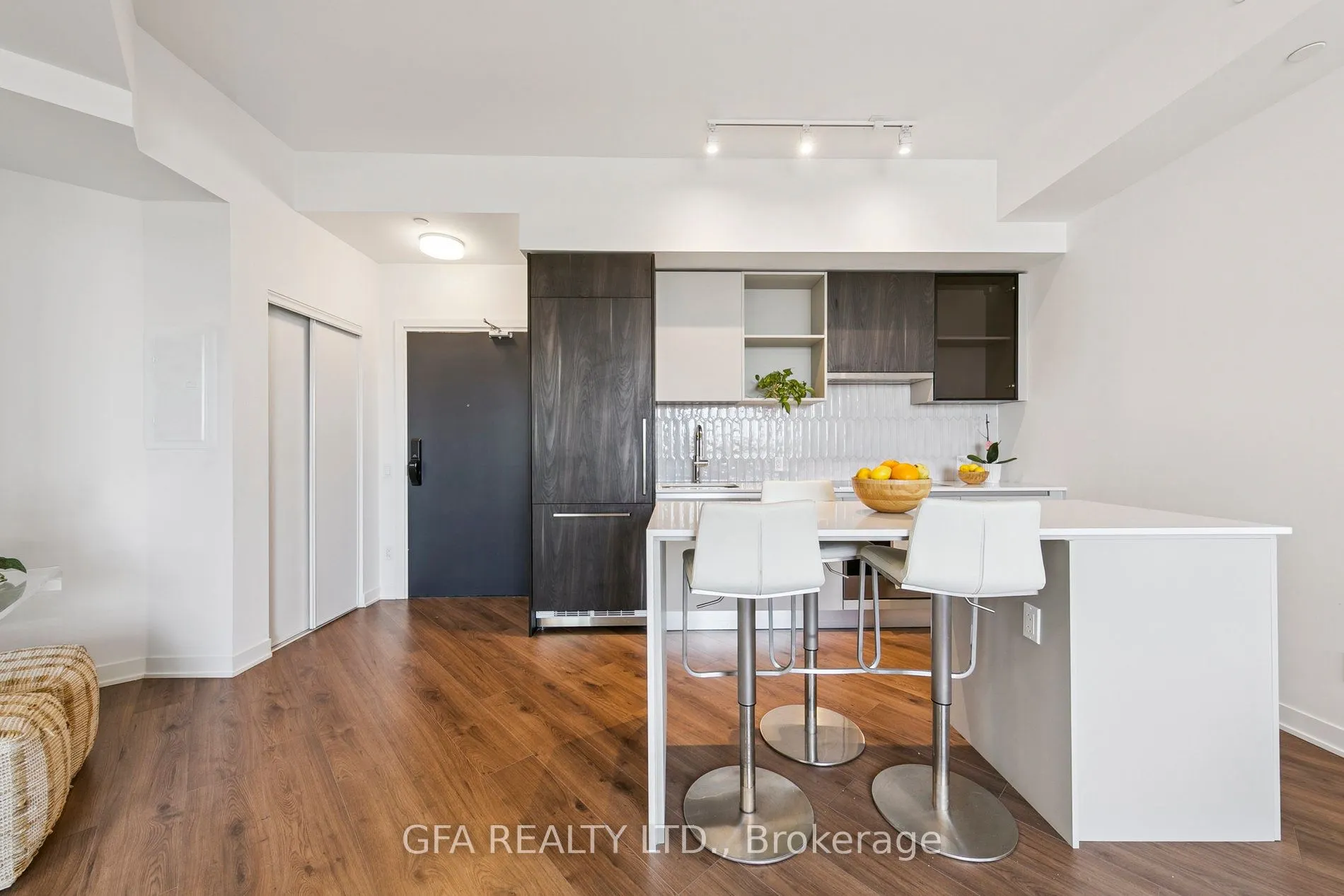 405 Dundas Street W, #LPH19