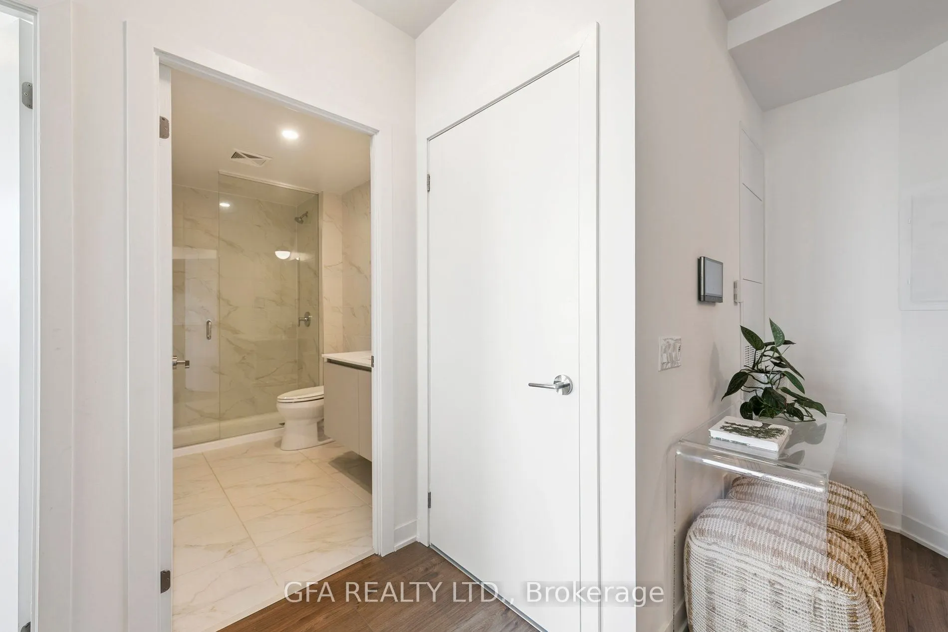 405 Dundas Street W, #LPH19
