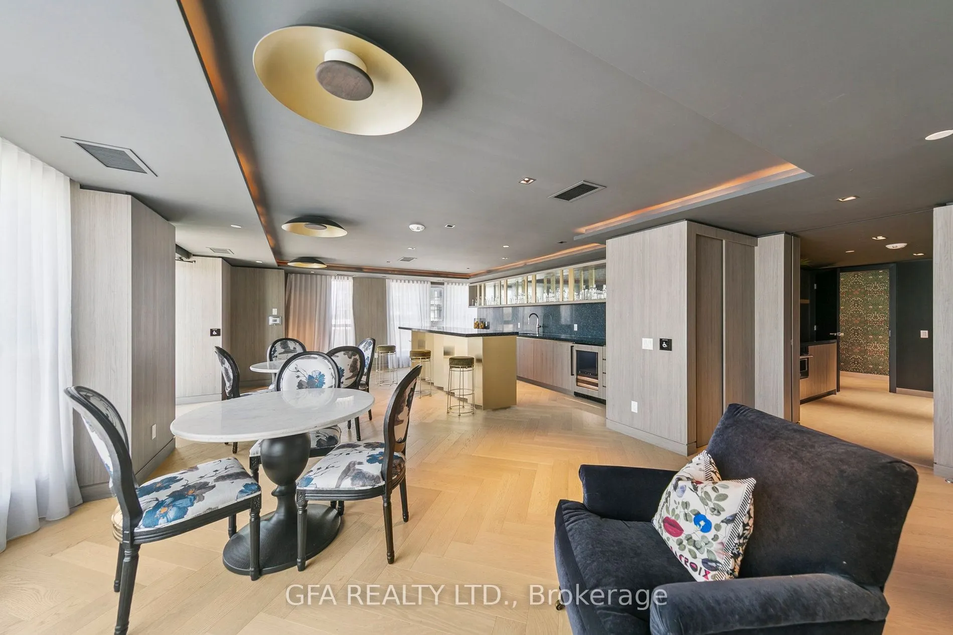 405 Dundas Street W, #LPH19