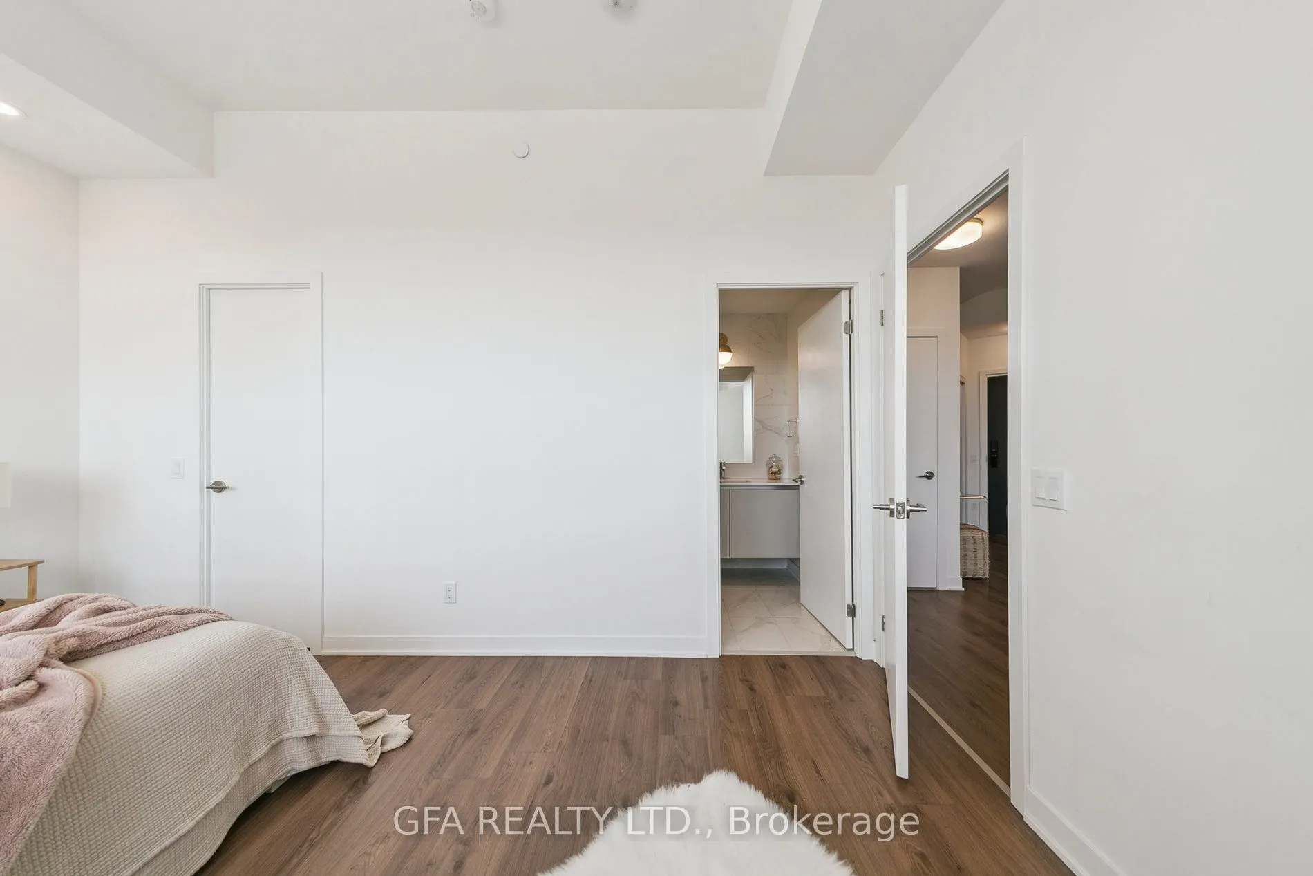 405 Dundas Street W, #LPH19