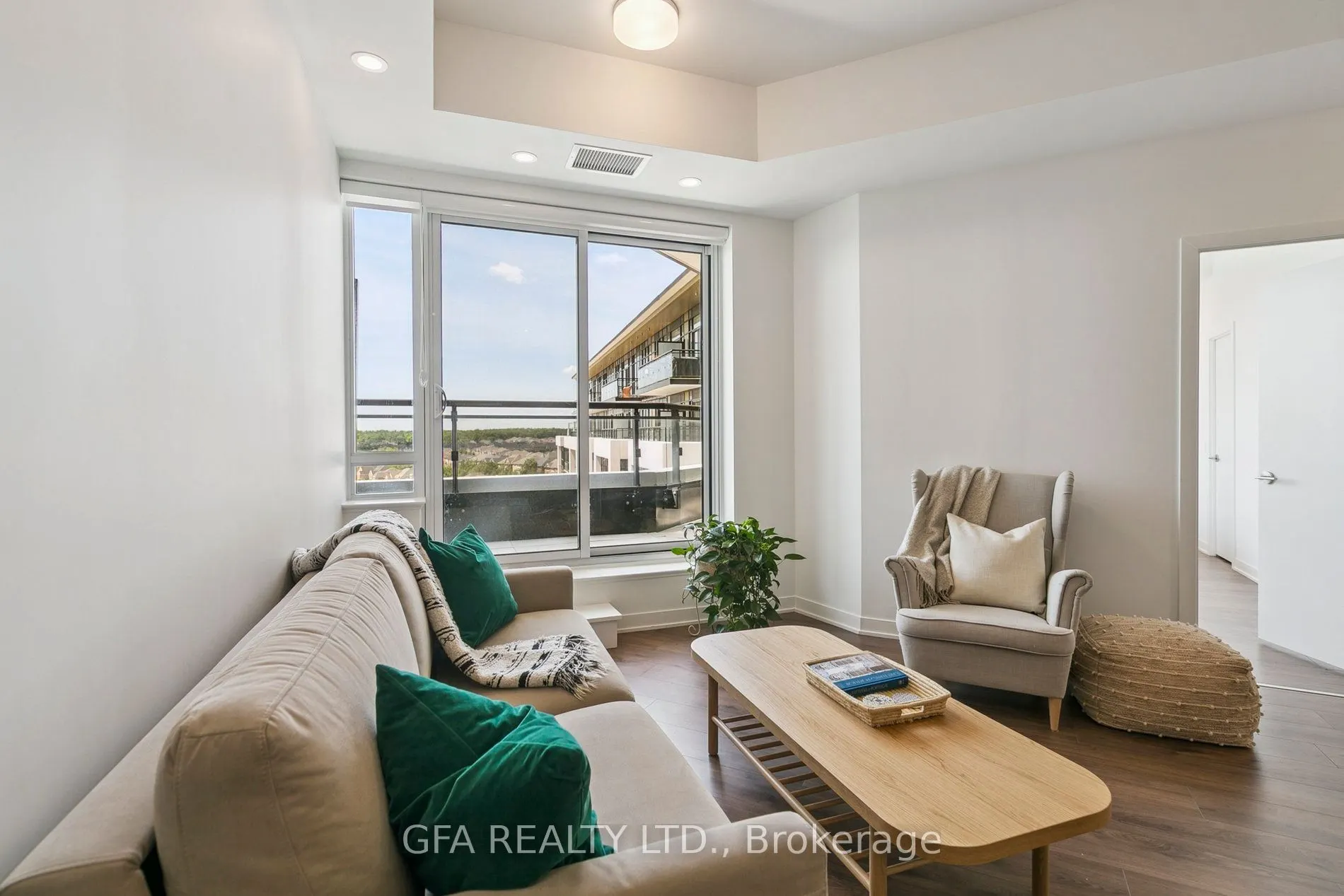 405 Dundas Street W, #LPH19