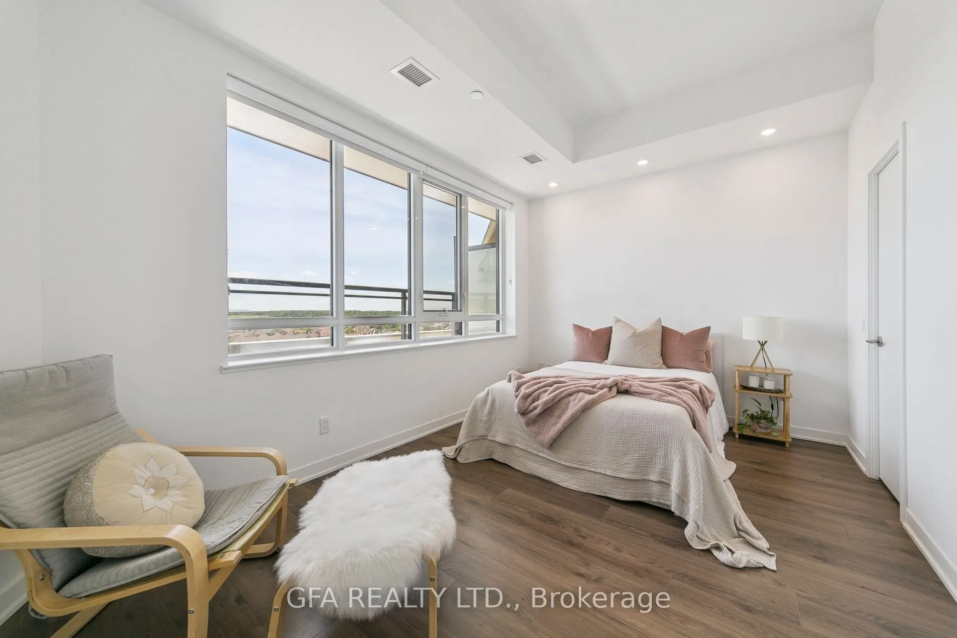 405 Dundas Street W, #LPH19