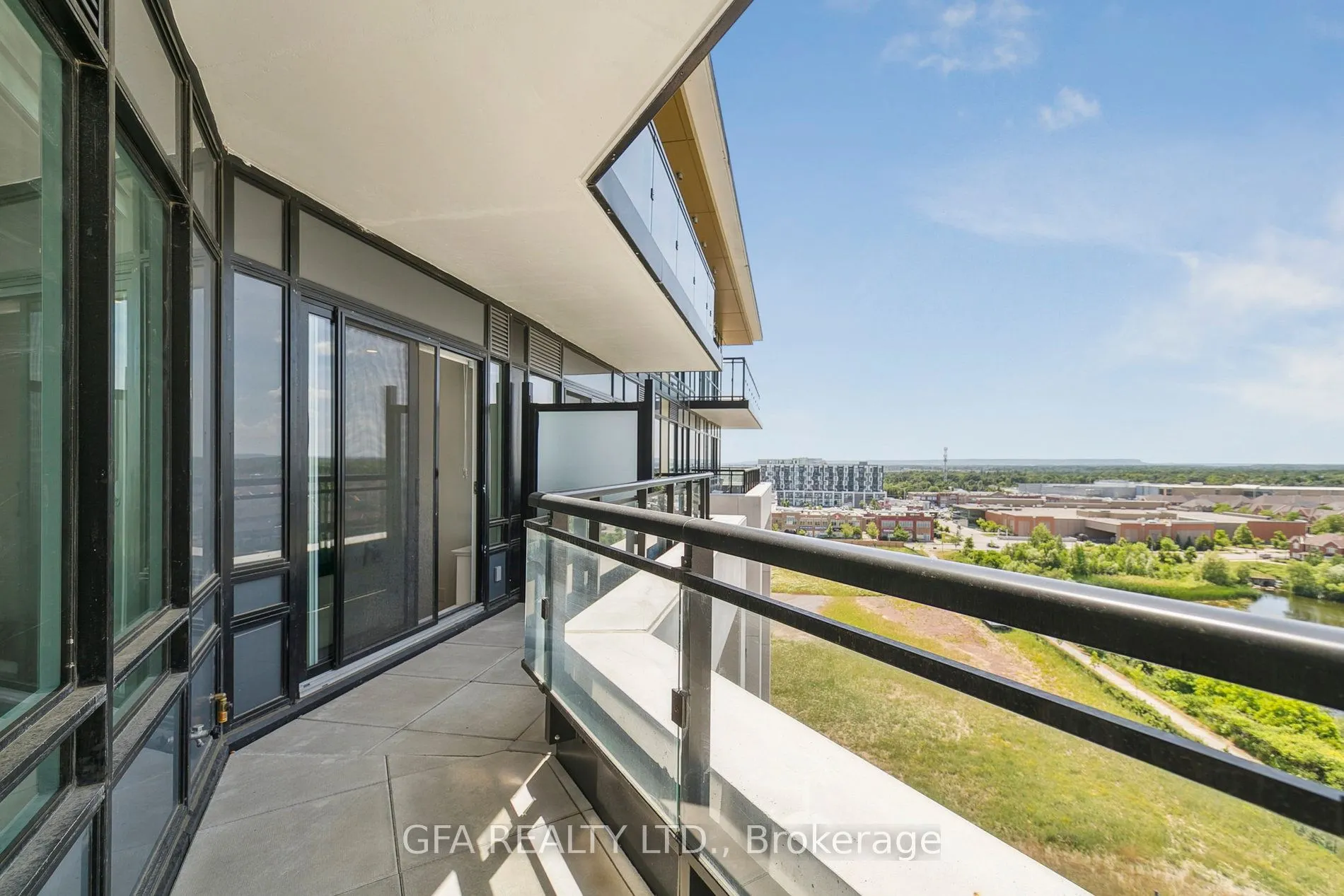 405 Dundas Street W, #LPH19