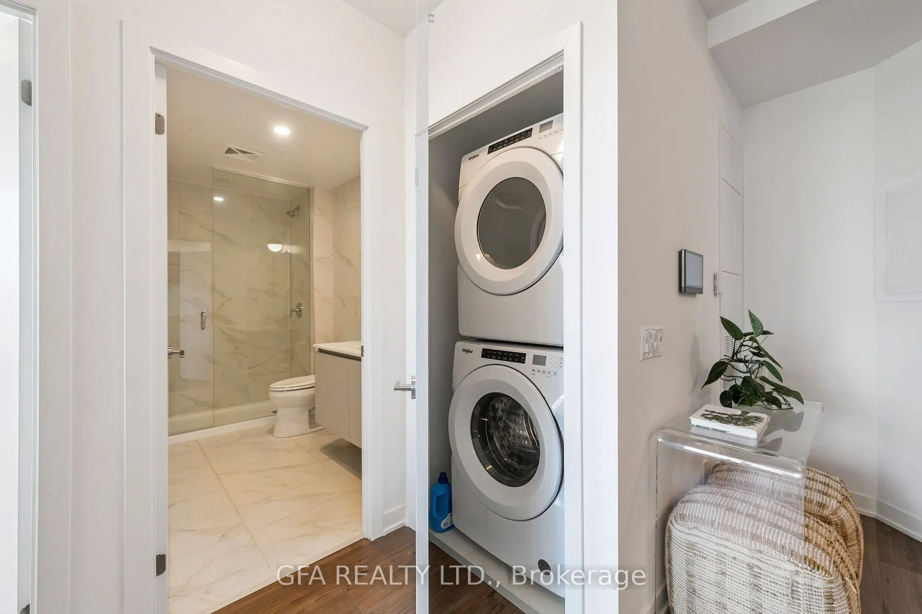 405 Dundas Street W, #LPH19