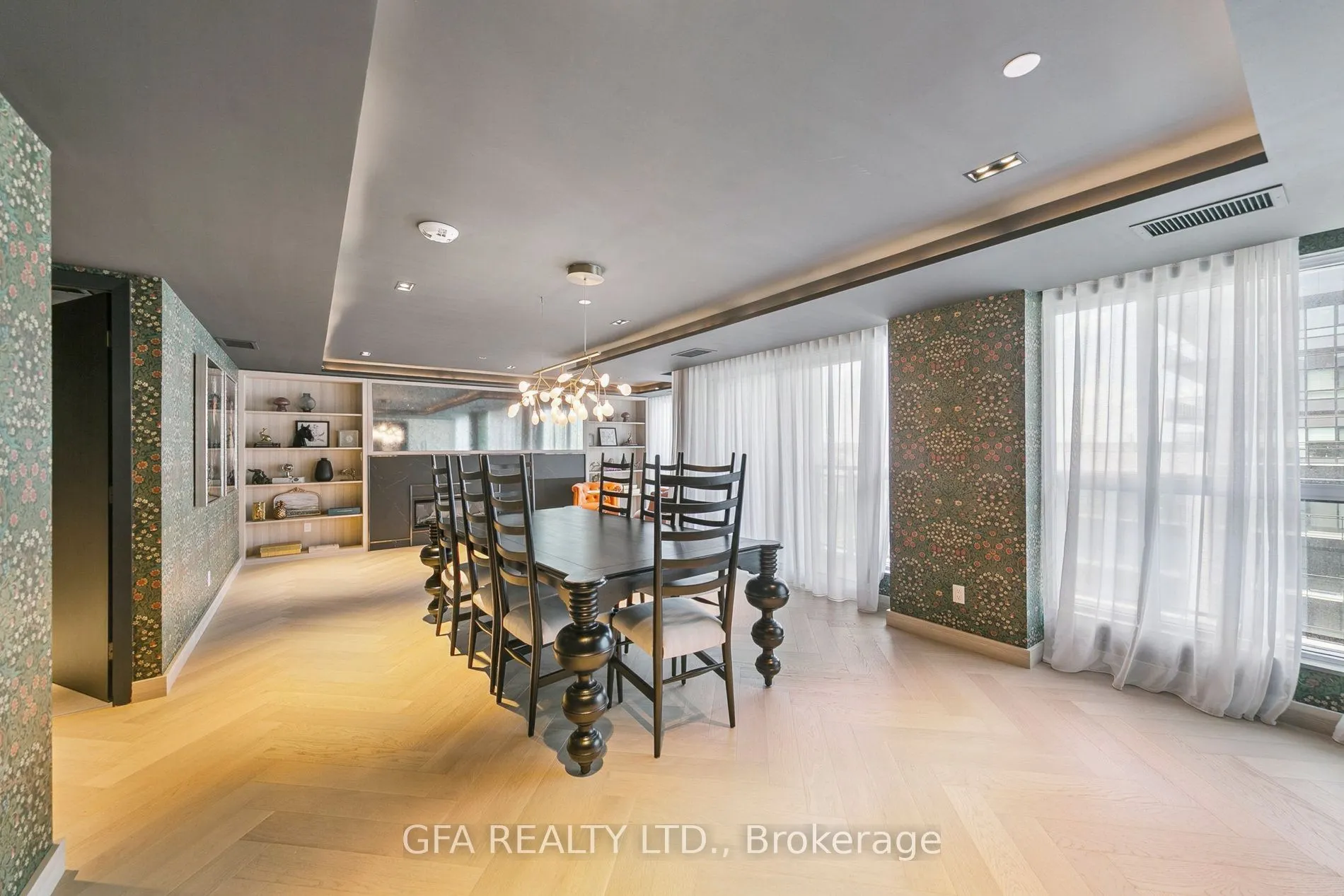 405 Dundas Street W, #LPH19
