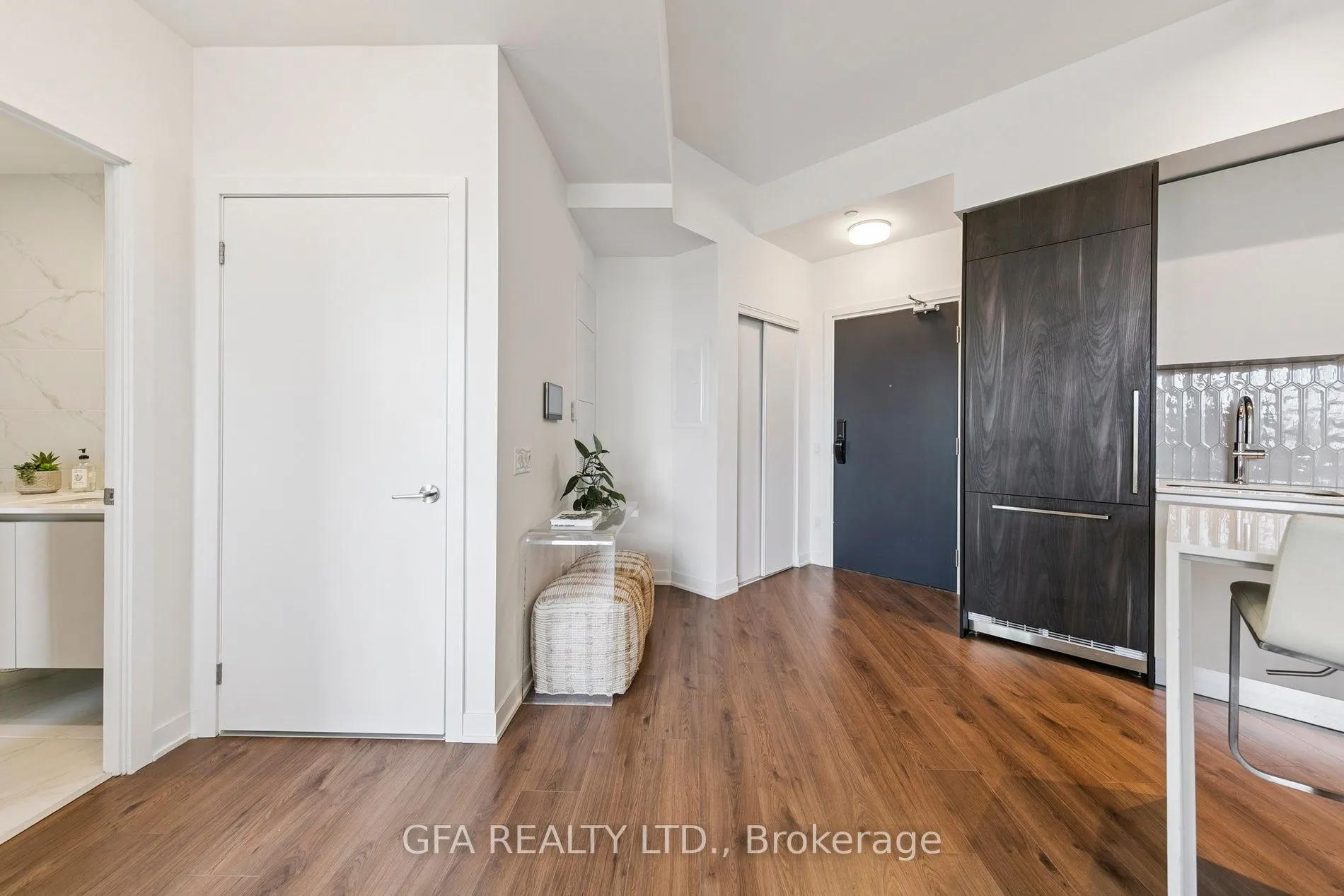 405 Dundas Street W, #LPH19