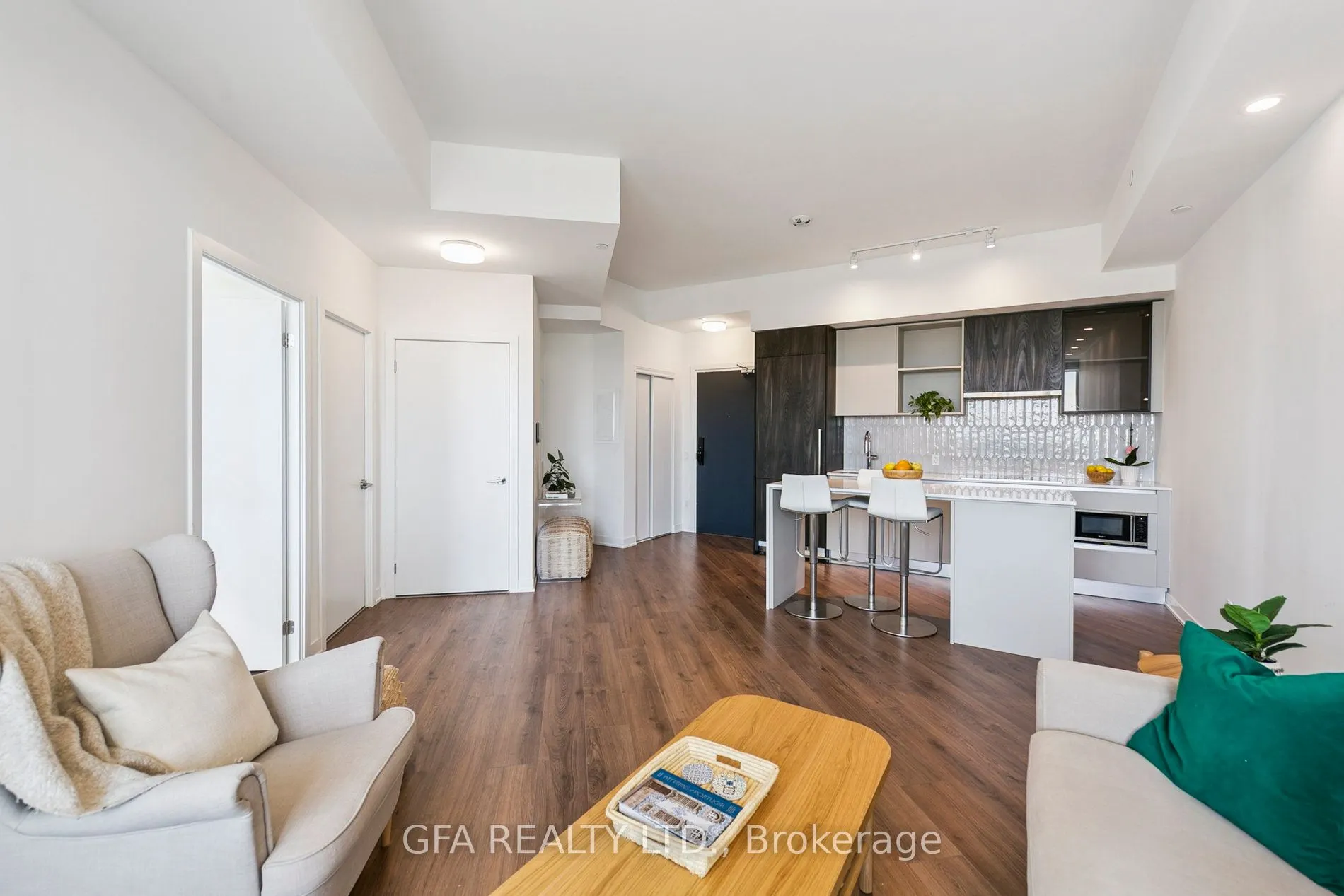 405 Dundas Street W, #LPH19