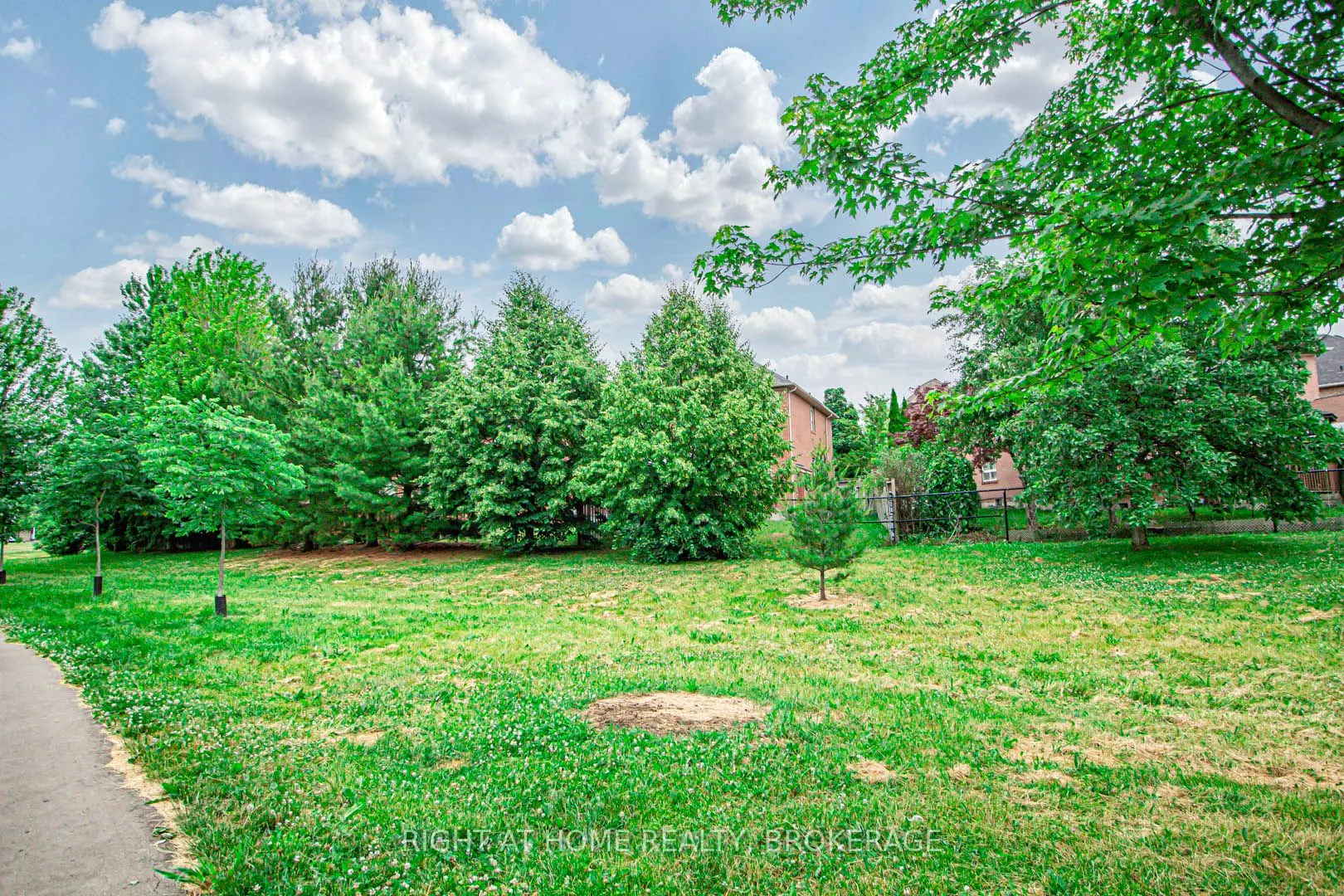 1358 Granrock Crescent