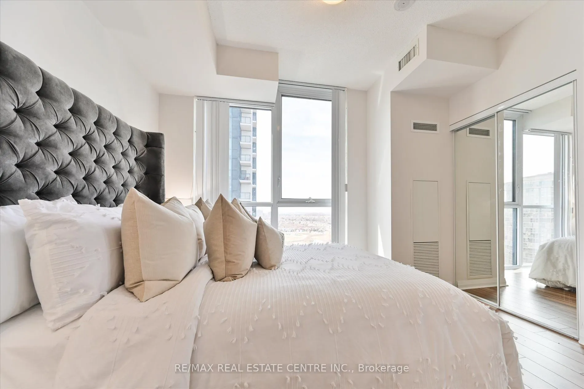 55 Eglinton Avenue W, #1402