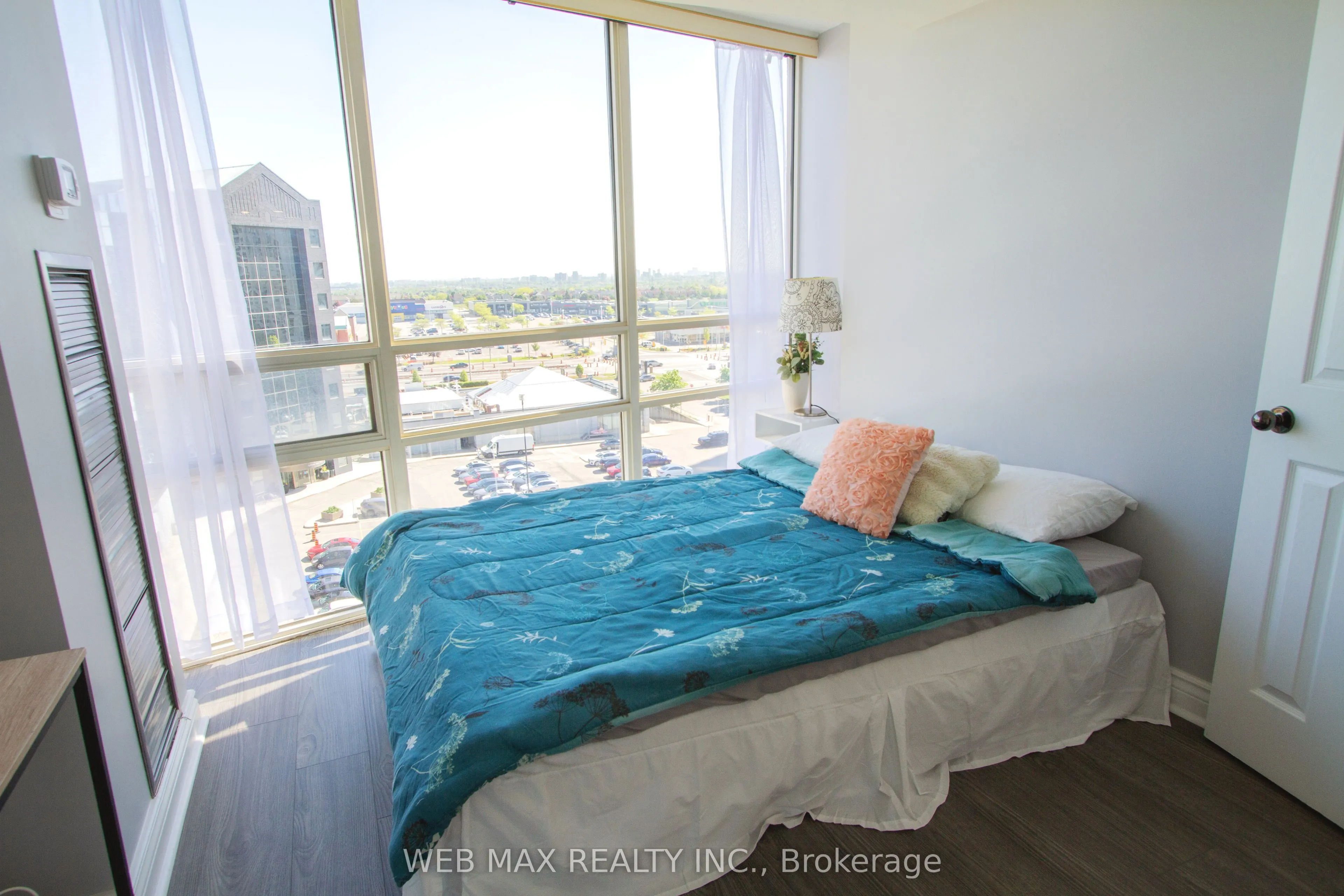 50 Eglinton Avenue W, #905