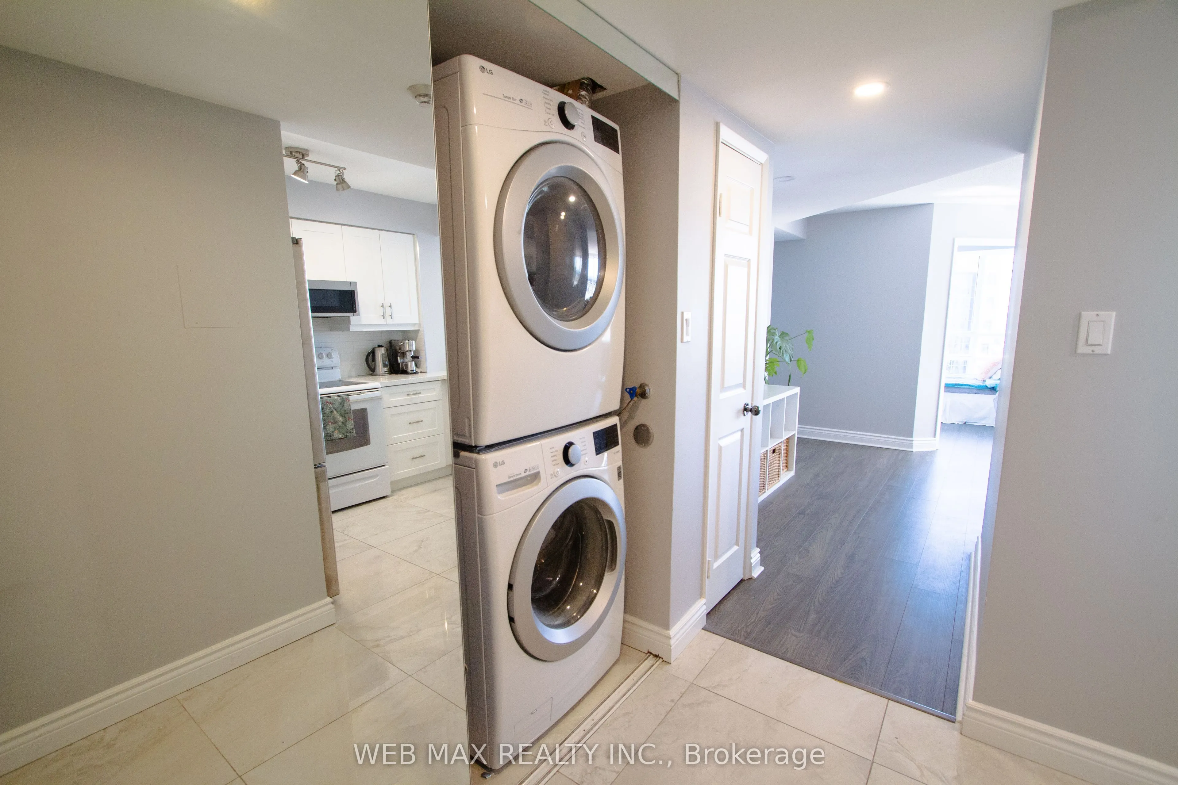 50 Eglinton Avenue W, #905