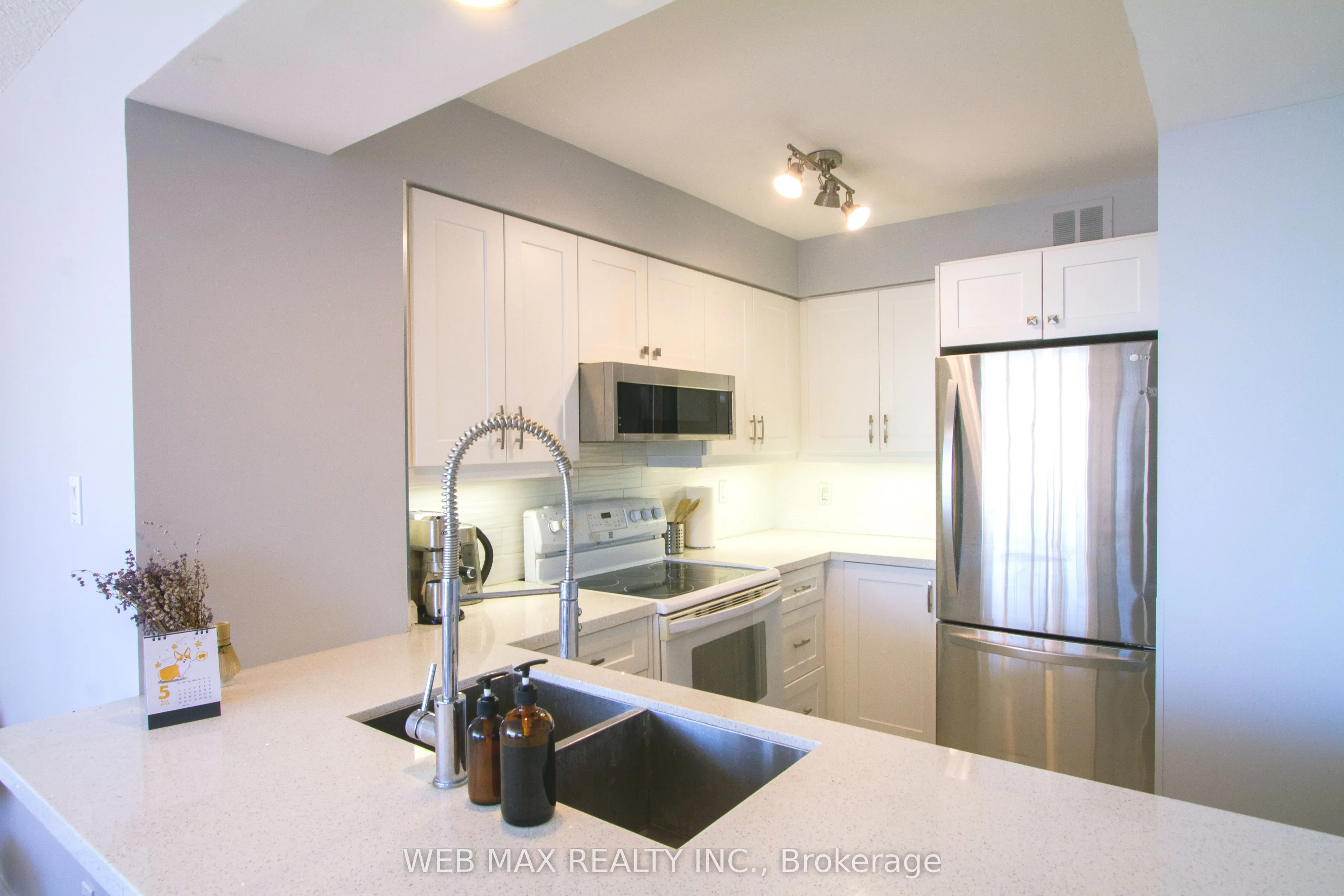 50 Eglinton Avenue W, #905