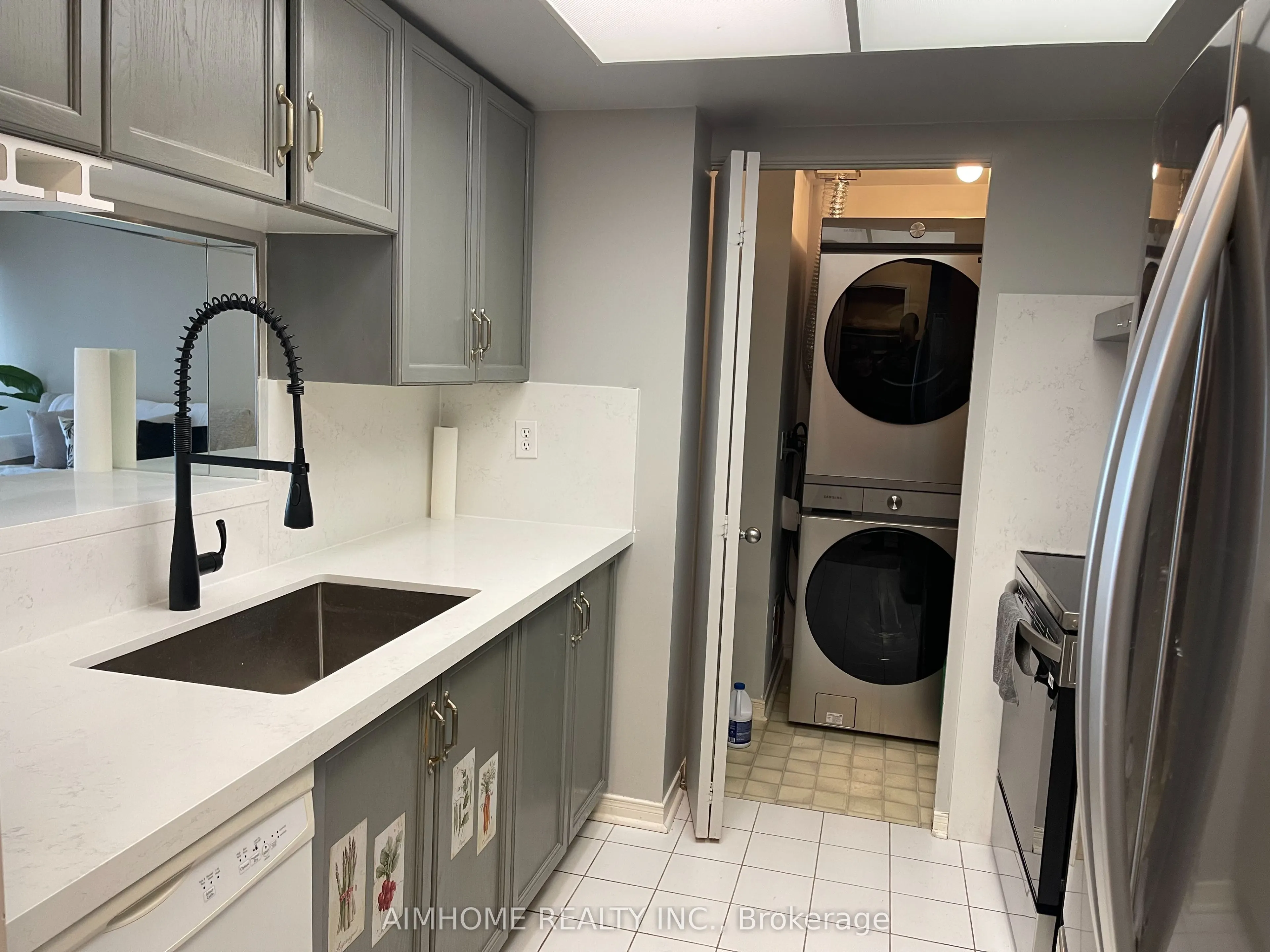 75 King Street E, #1104