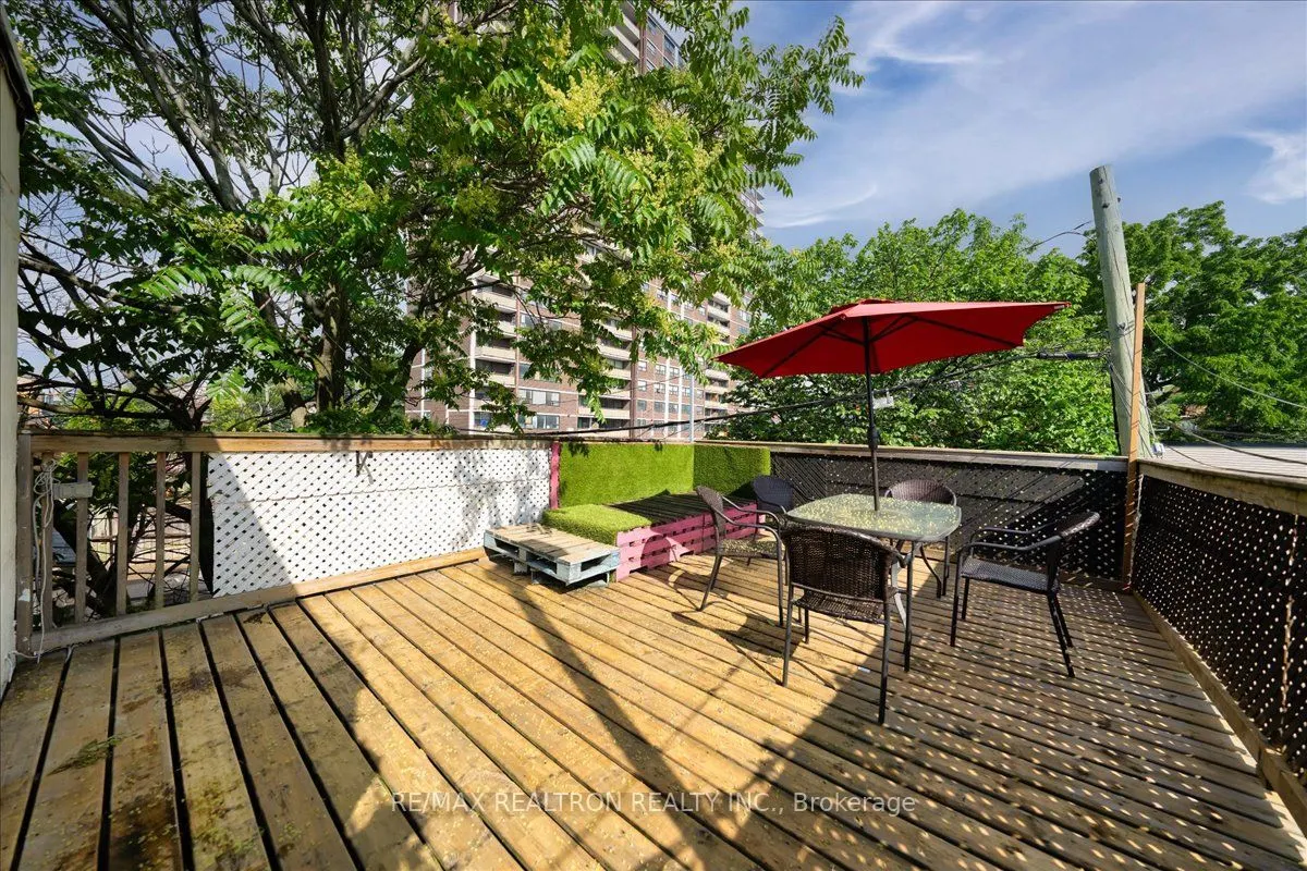 1640 Queen Street W