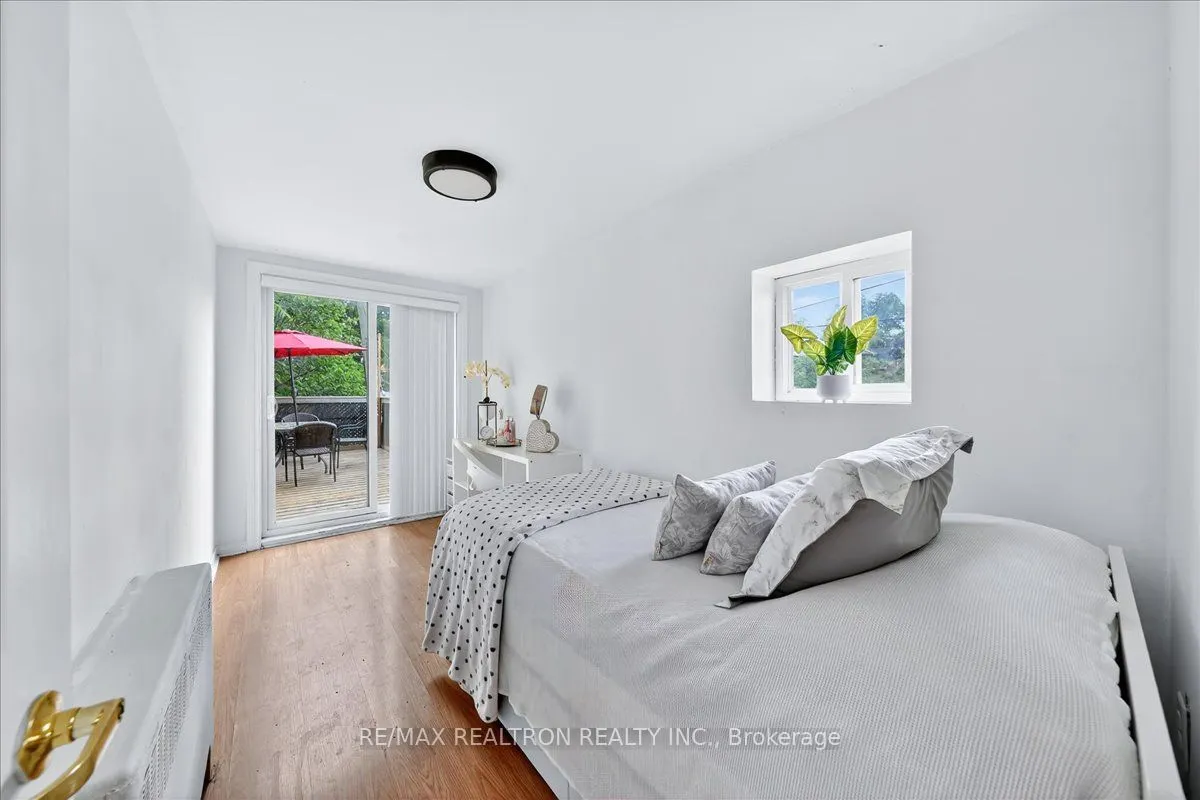 1640 Queen Street W