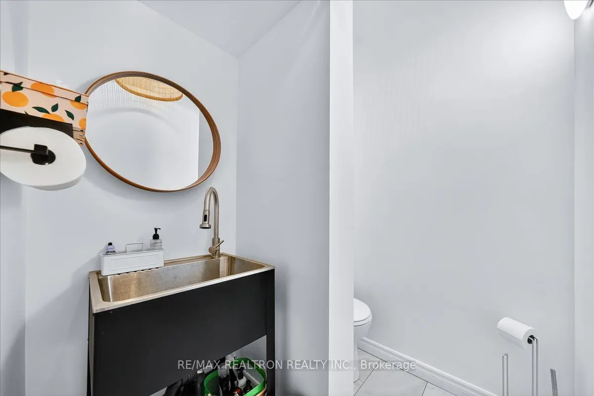 1640 Queen Street W
