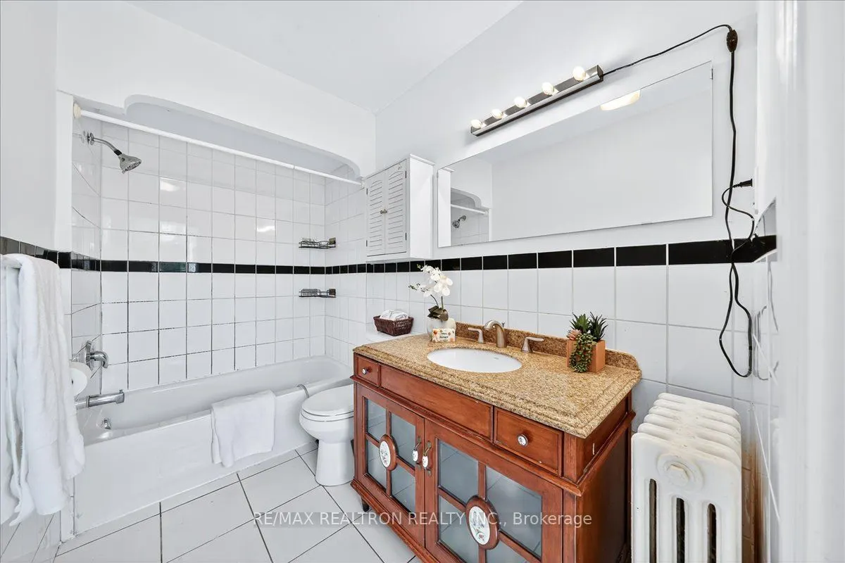 1640 Queen Street W