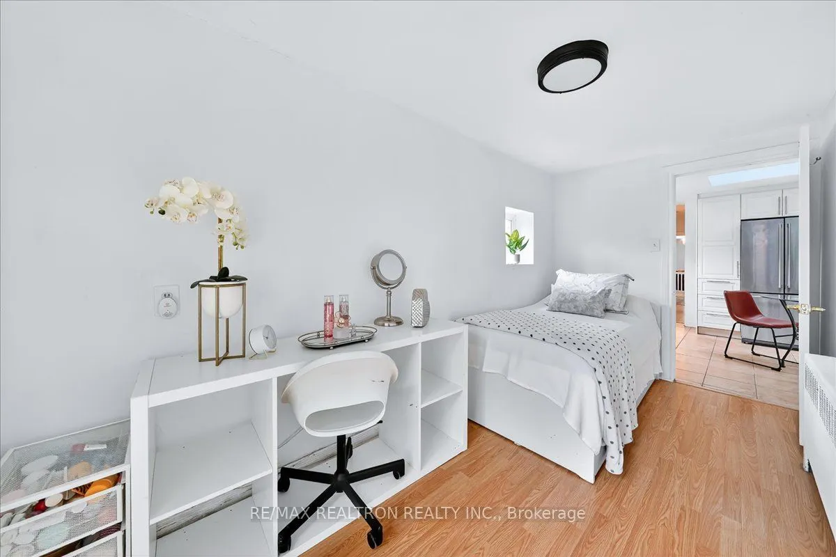 1640 Queen Street W