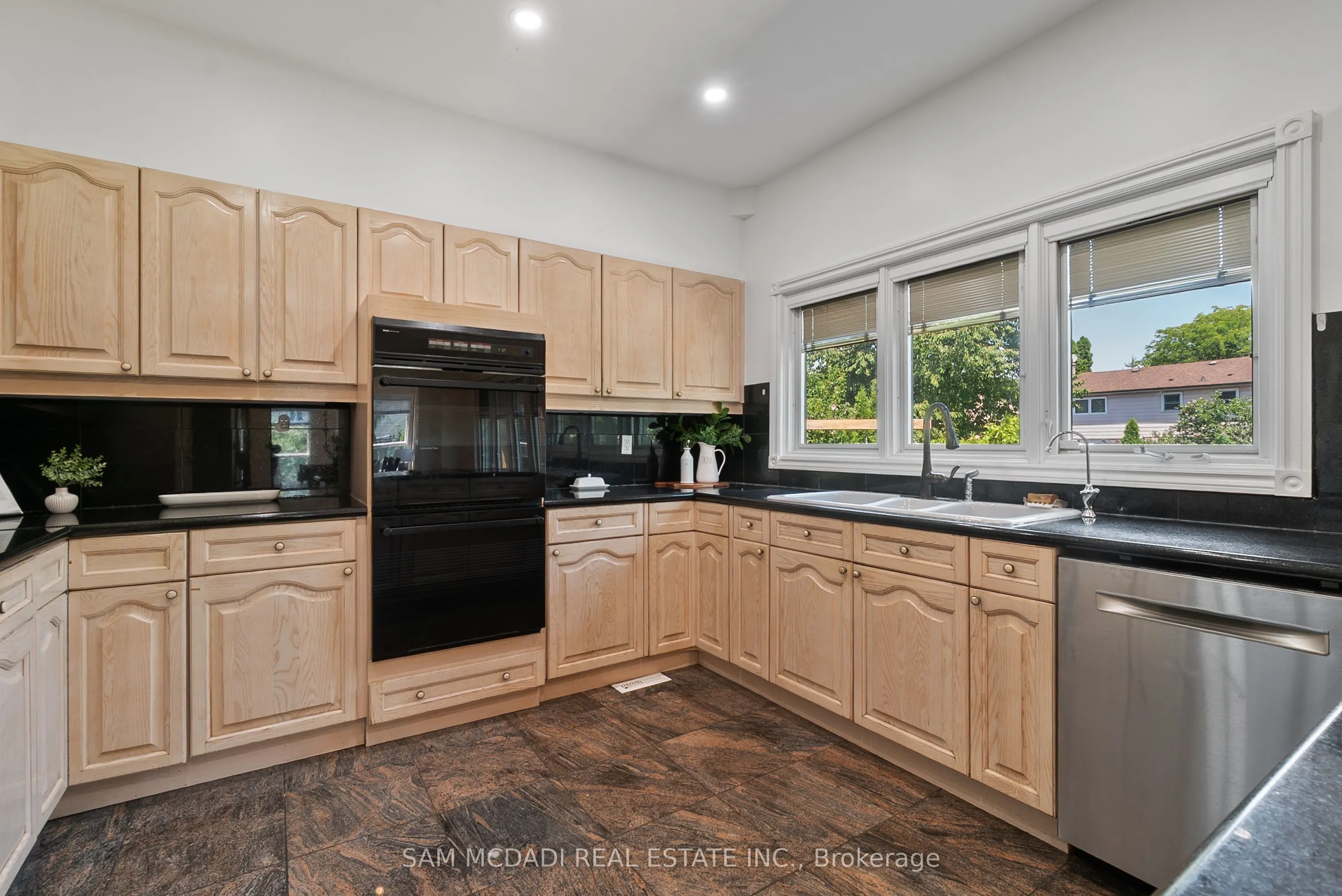 2339 Glengarry Road