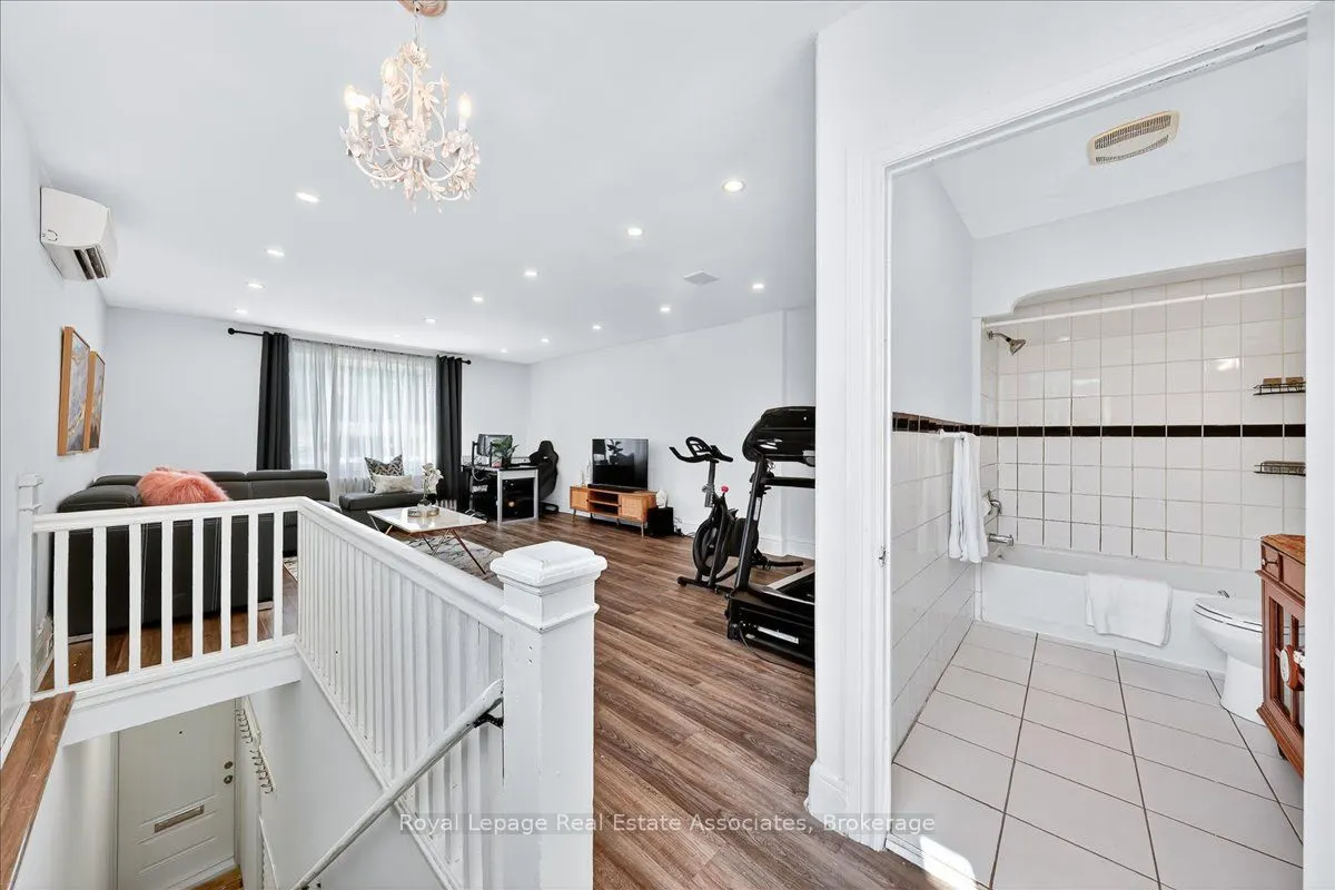 1640 Queen Street W