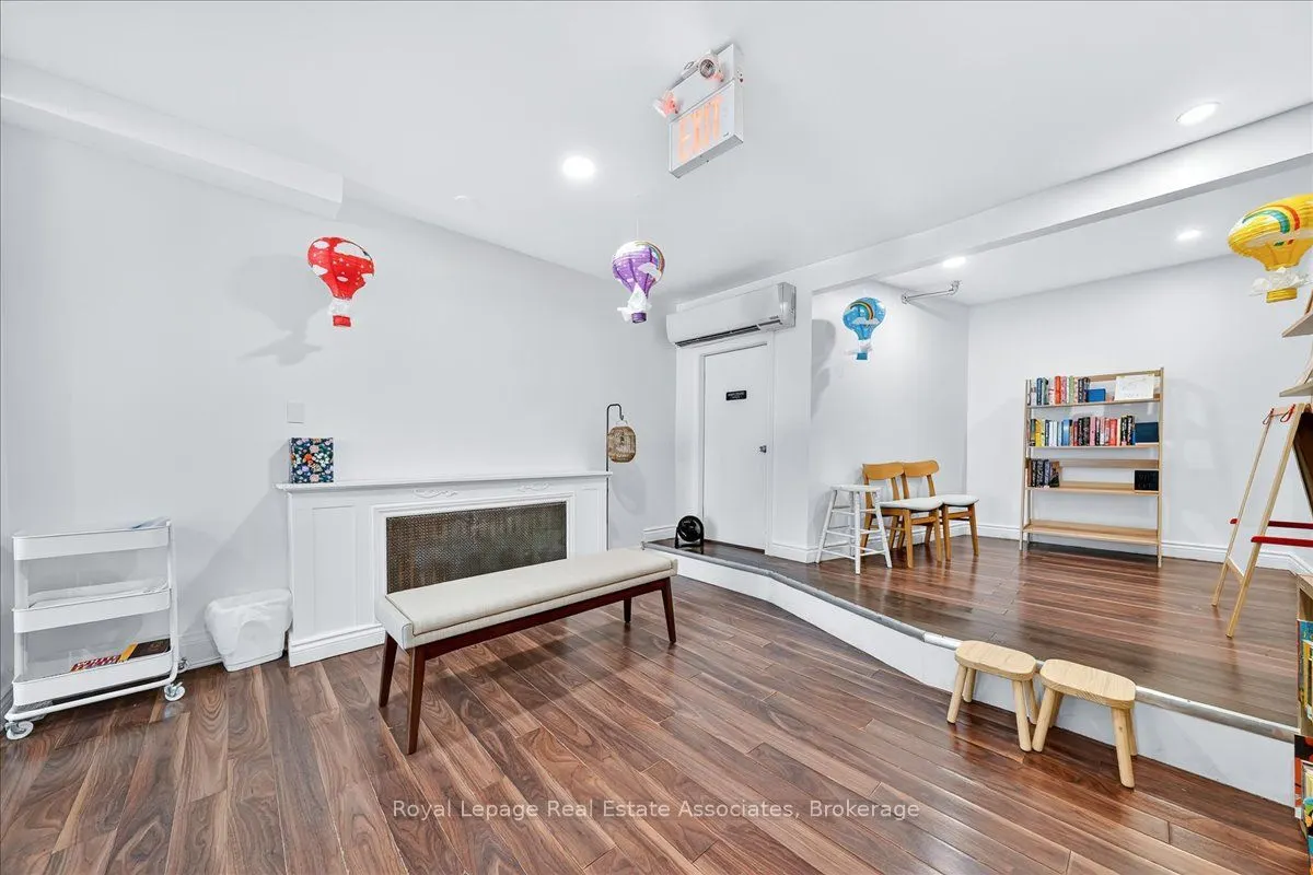 1640 Queen Street W