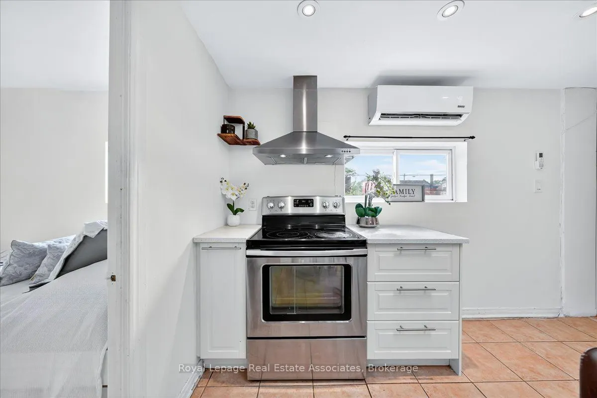 1640 Queen Street W