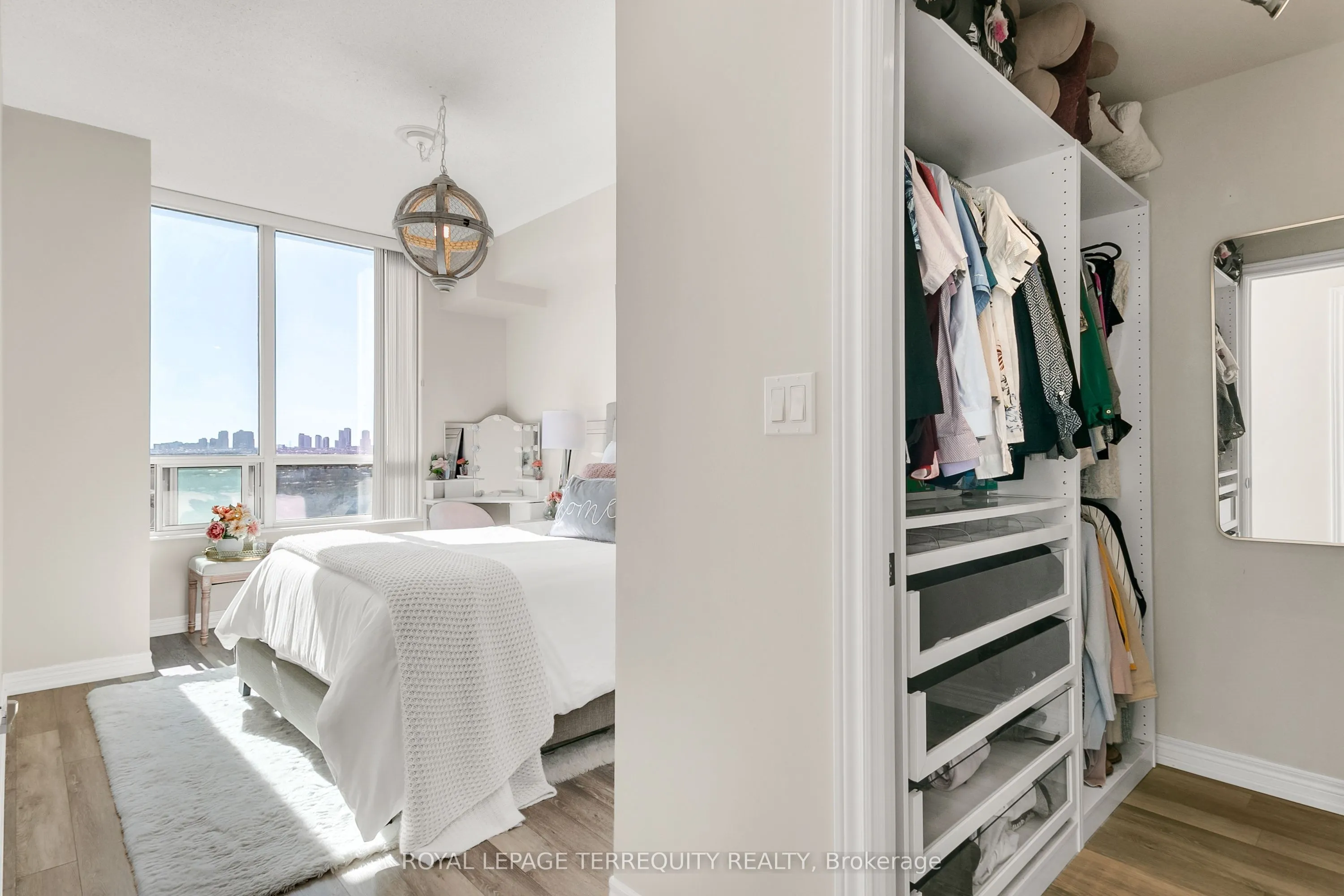 1359 Rathburn Road E, #809