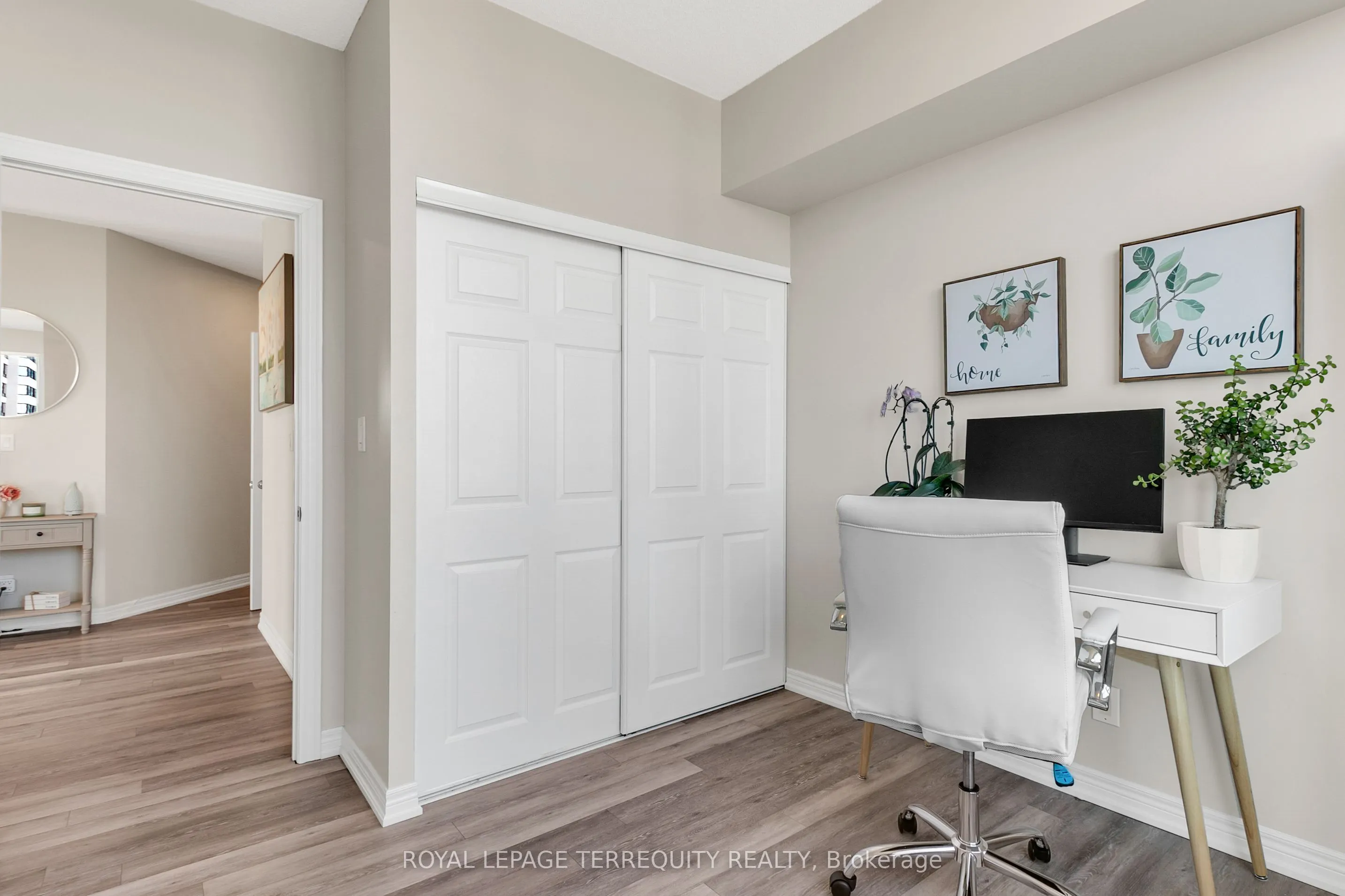 1359 Rathburn Road E, #809