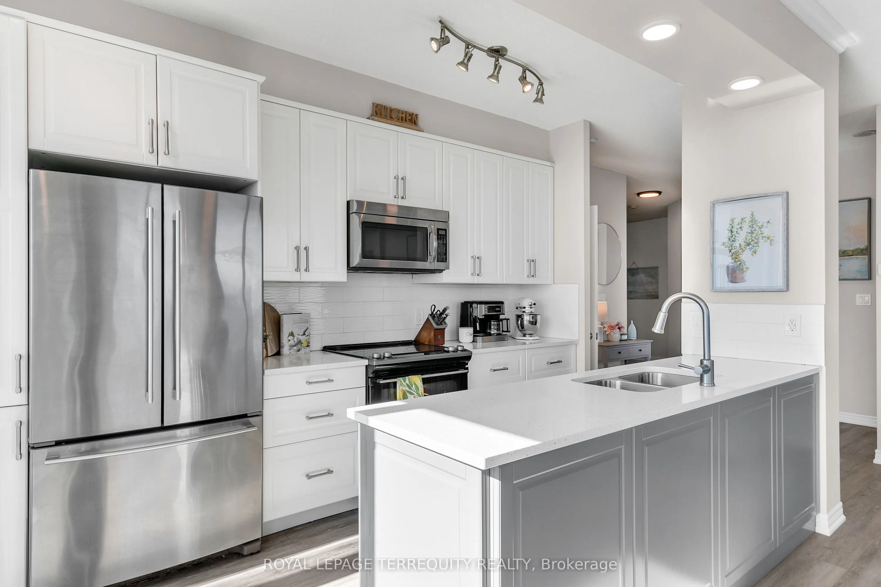 1359 Rathburn Road E, #809