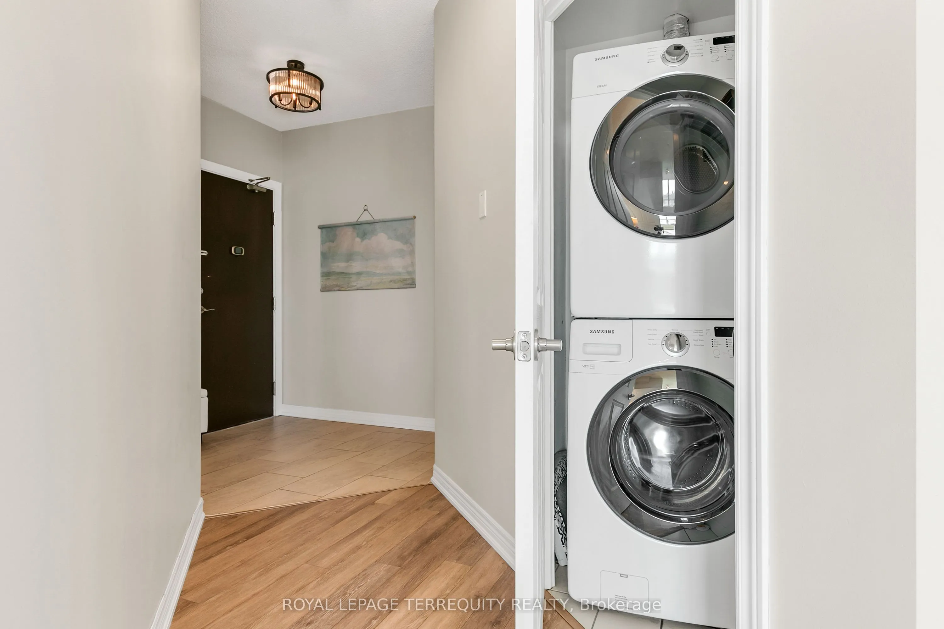 1359 Rathburn Road E, #809