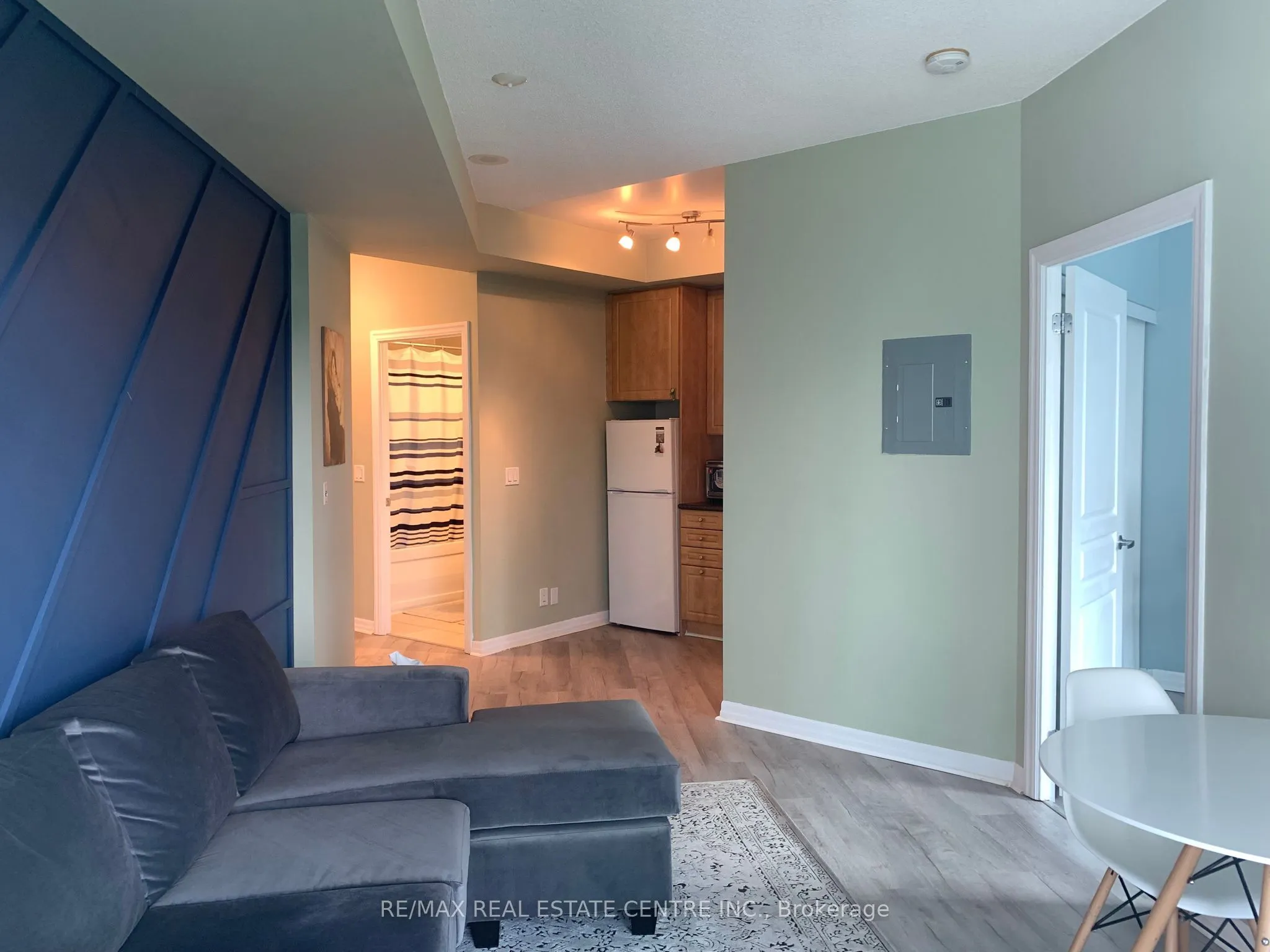 220 Burnhamthorpe Road W, #204