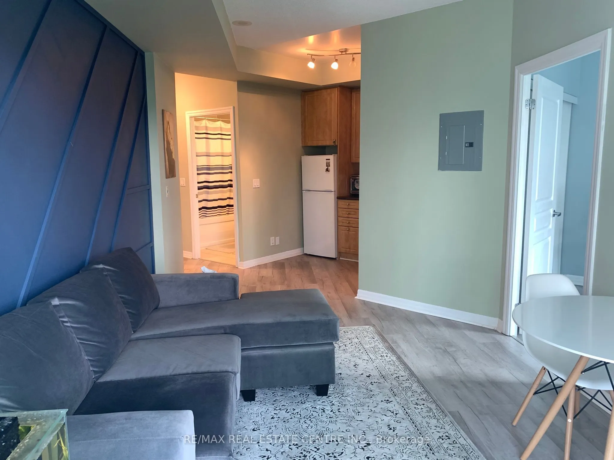 220 Burnhamthorpe Road W, #204