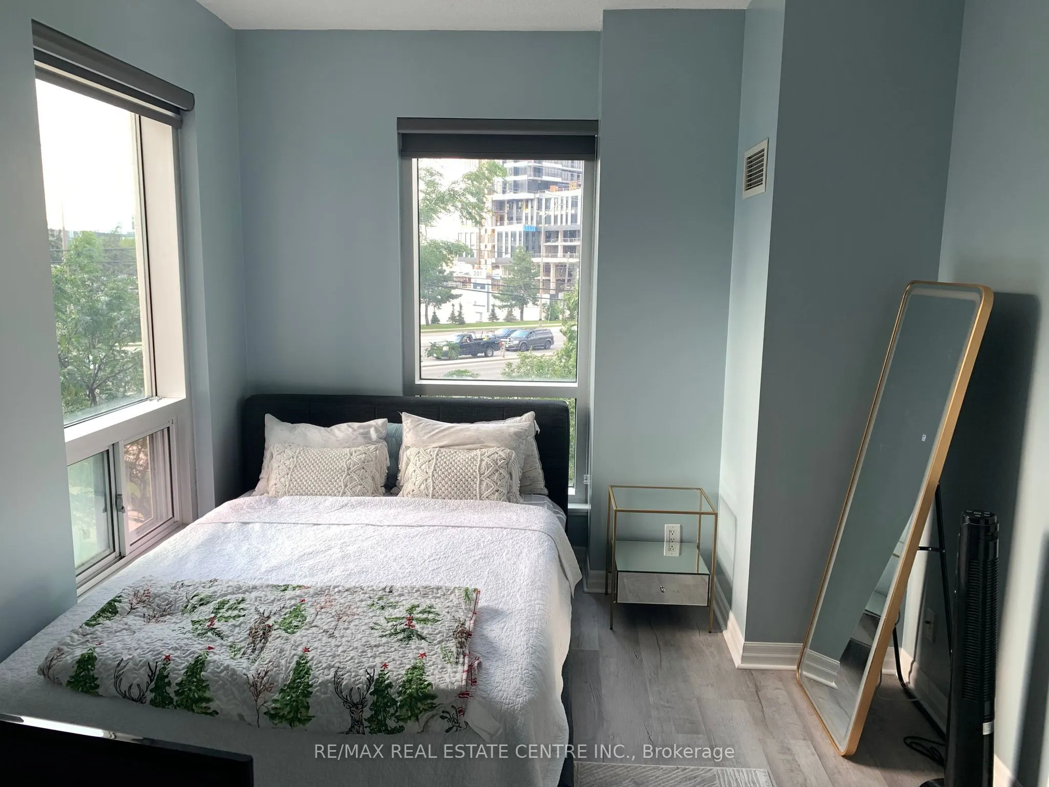 220 Burnhamthorpe Road W, #204