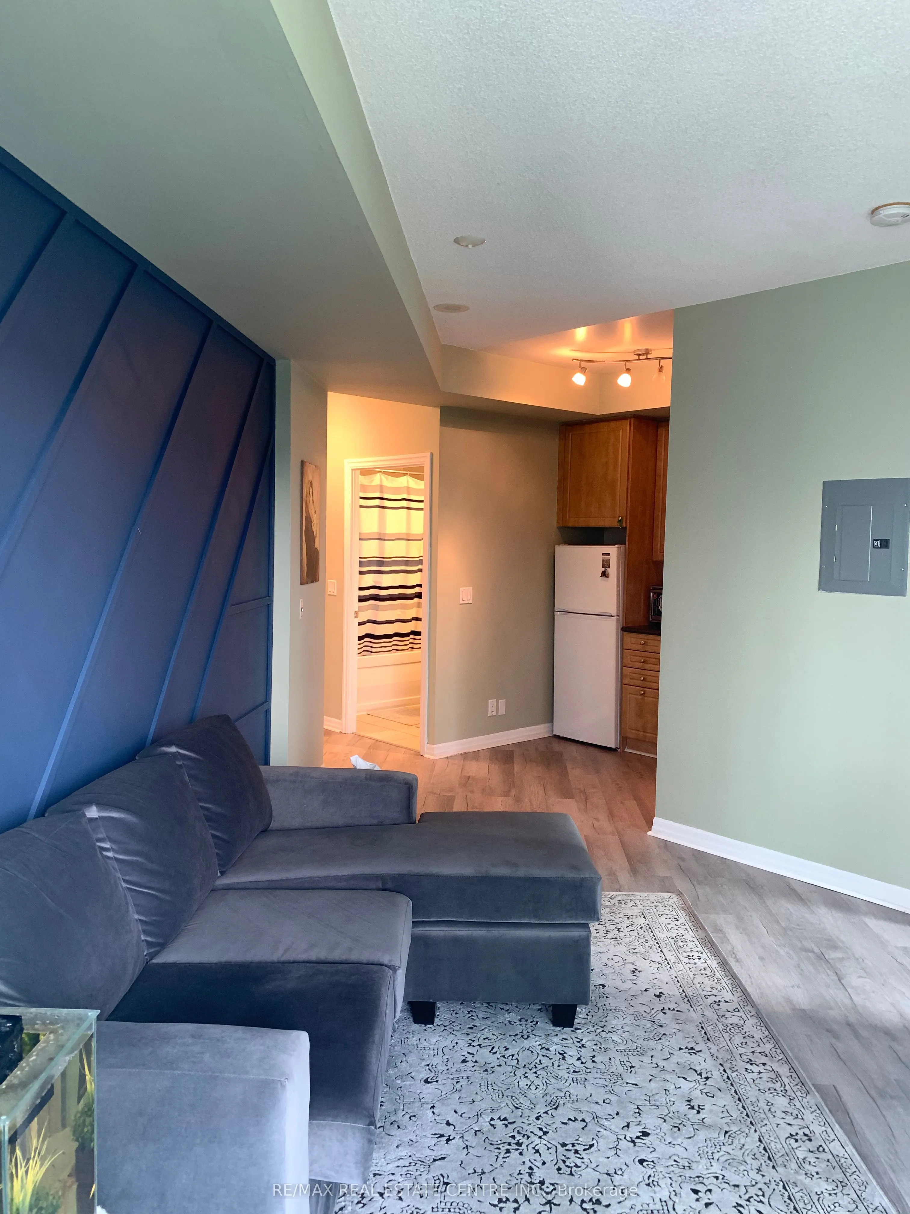 220 Burnhamthorpe Road W, #204