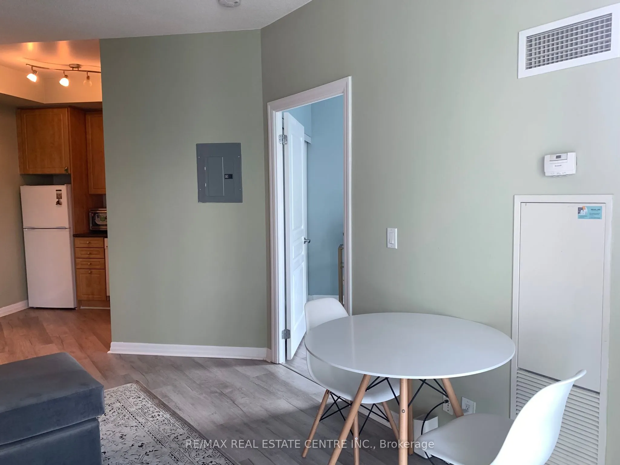 220 Burnhamthorpe Road W, #204