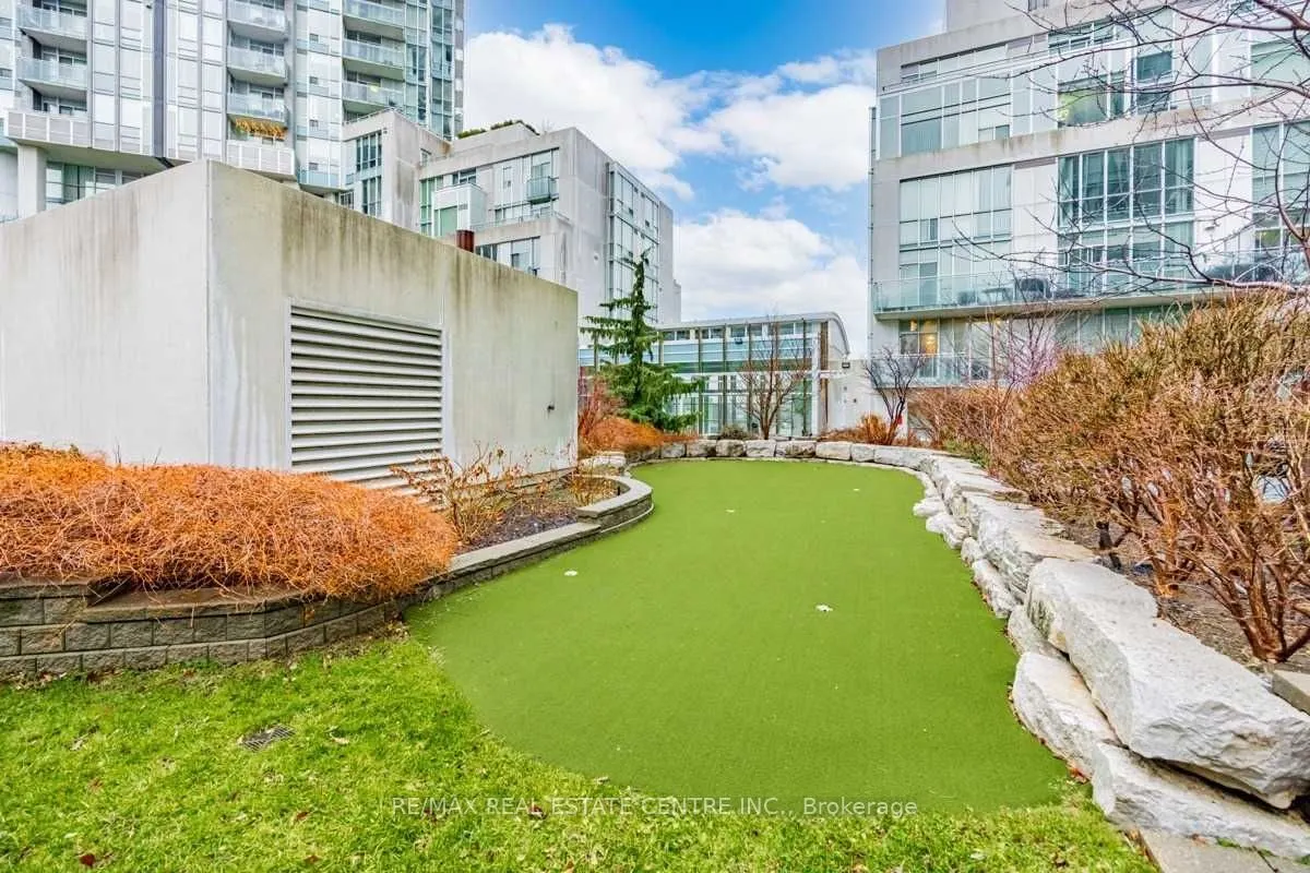220 Burnhamthorpe Road W, #204