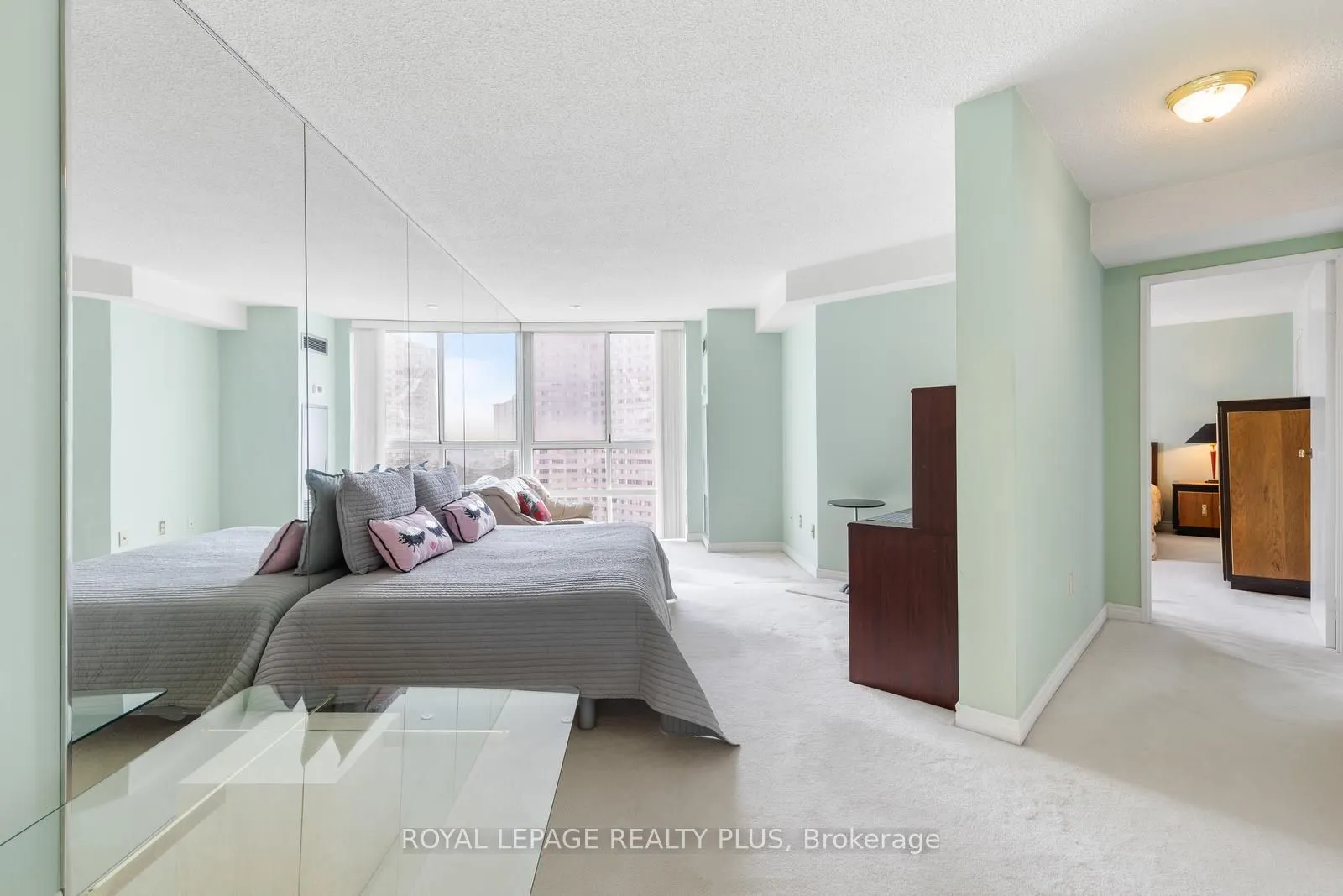 3650 Kaneff Crescent, #1002