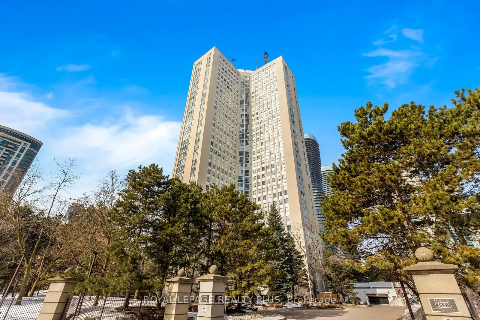 3650 Kaneff Crescent, #1002