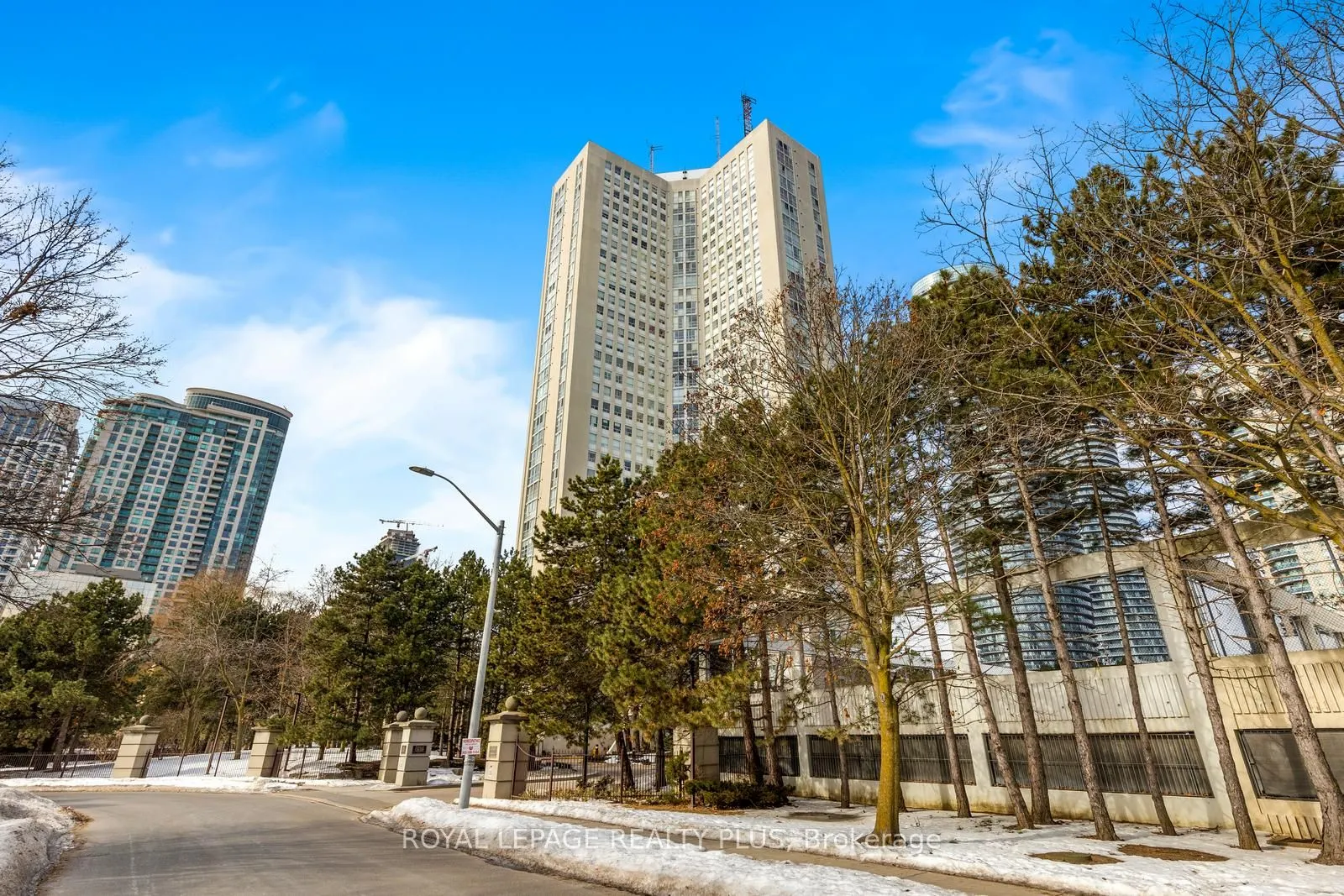 3650 Kaneff Crescent, #1002