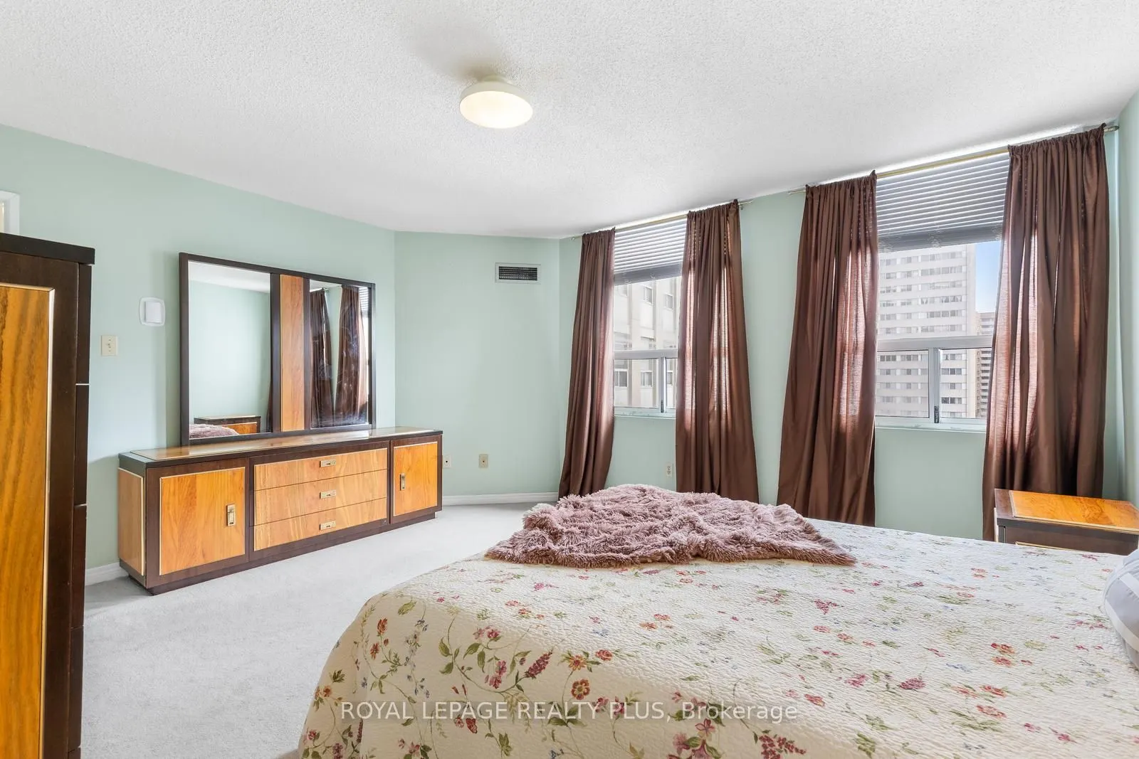 3650 Kaneff Crescent, #1002